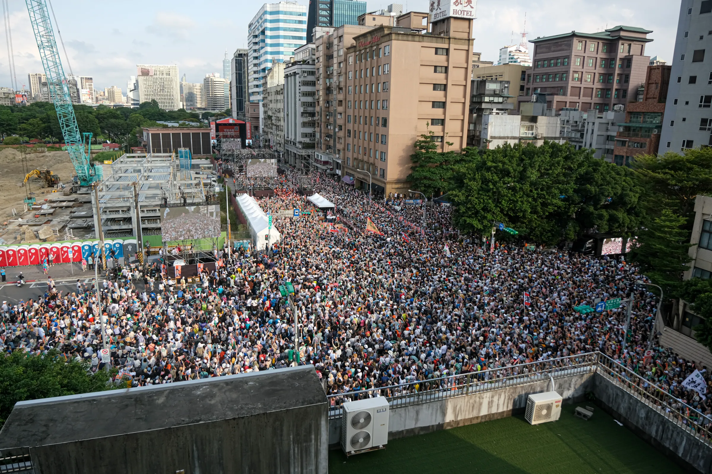 20261004-沈伯洋競選總部成立大會於4日舉行，圖為現場「洋流」人潮。（劉偉宏攝）