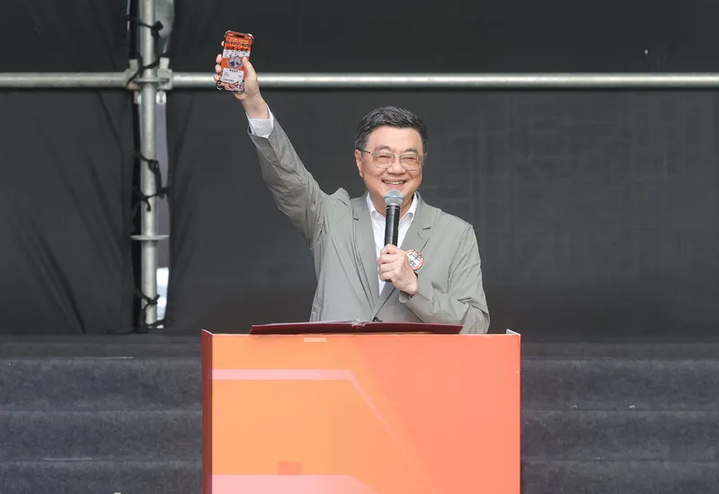 卓榮泰出席沈伯洋競選總部成立大會（2） 行政院長卓榮泰（圖）4日下午在台北出席民進黨台北市長參選人沈伯洋競選總部成立大會，站台助講力薦沈伯洋，盼迎向更好的台北市，也特別秀出「洋流船員證」。中央社記者謝佳璋攝115年10月4日