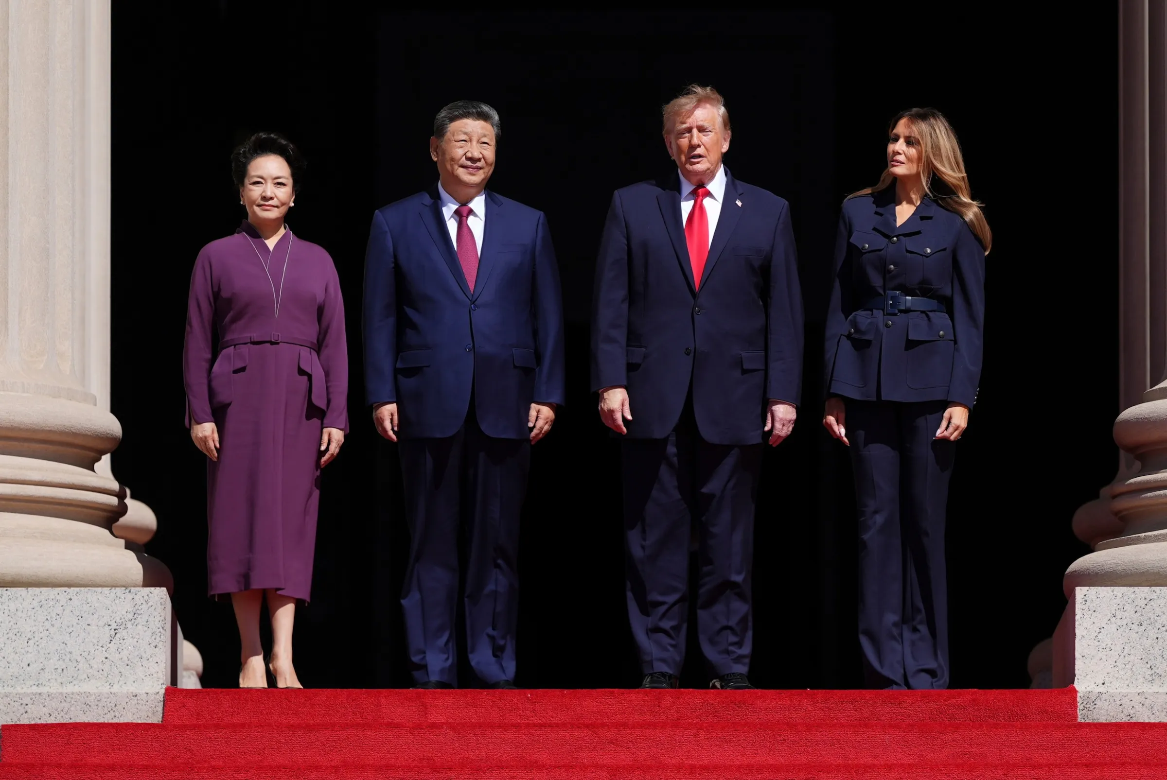 2026年9月25日，美國總統川普與第一夫人梅蘭妮亞、中國國家主席習近平與夫人彭麗媛抵達華府國家檔案館博物館。（美聯社）