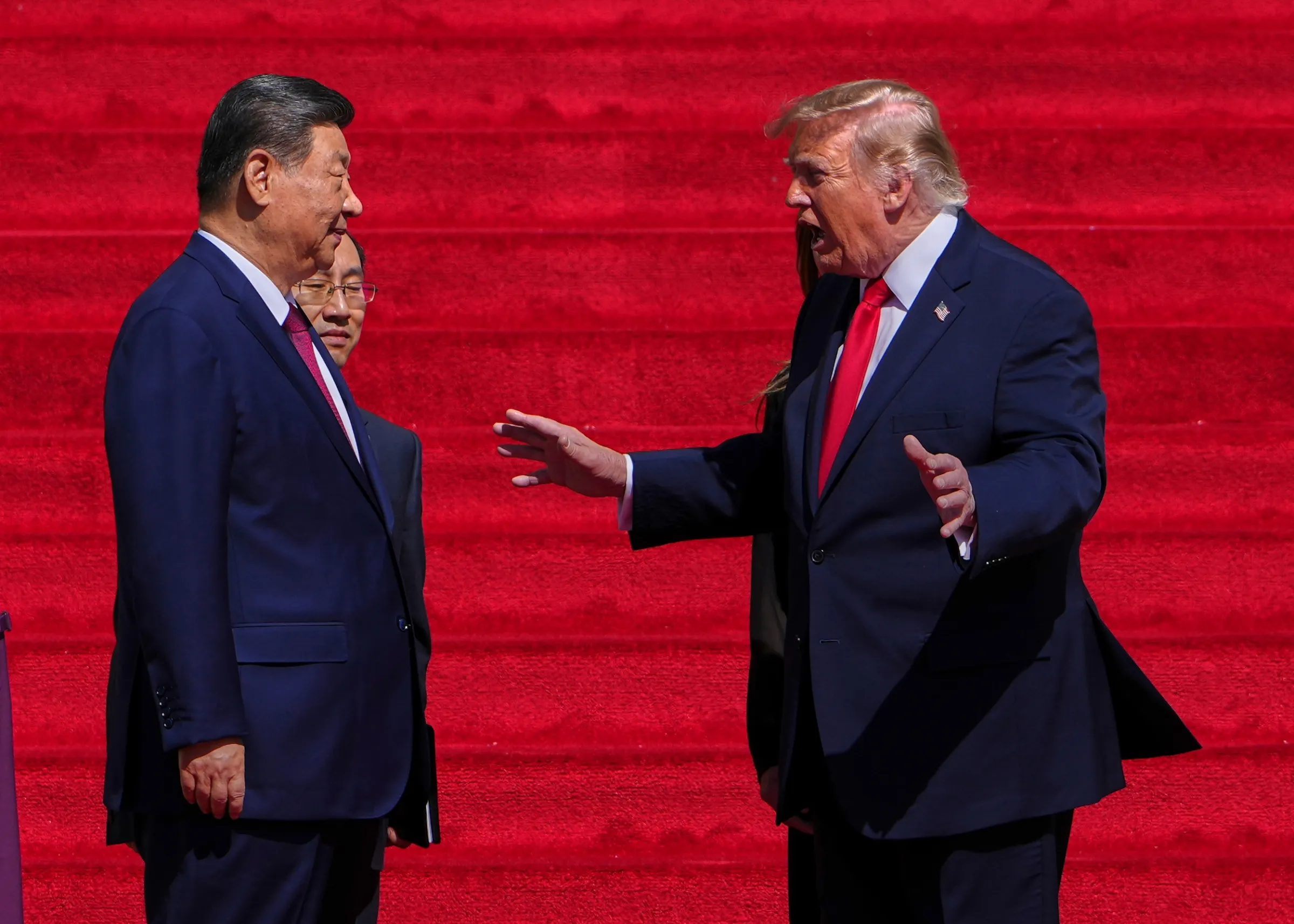 2026年9月25日、米ワシントンの国立公文書館の階段で言葉を交わす米大統領のドナルド・トランプ氏と中国国家主席の習近平氏。（AP通信）