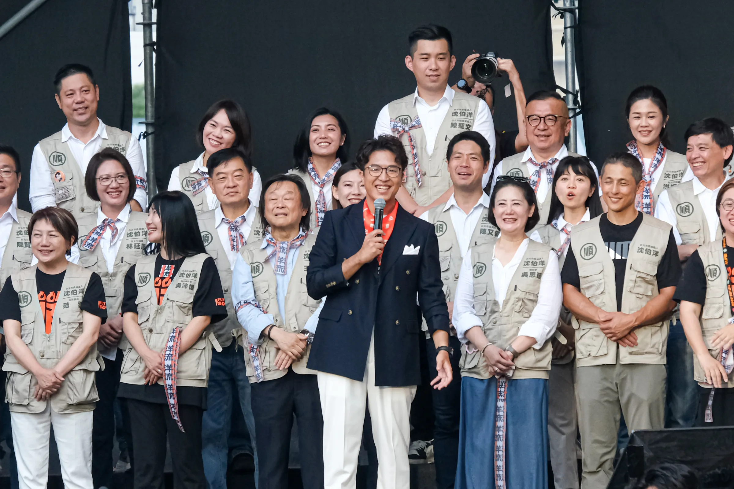 20261004-沈伯洋競選總部成立大會於4日舉行，圖為民進黨台北市長參選人沈伯洋（中）。（劉偉宏攝）