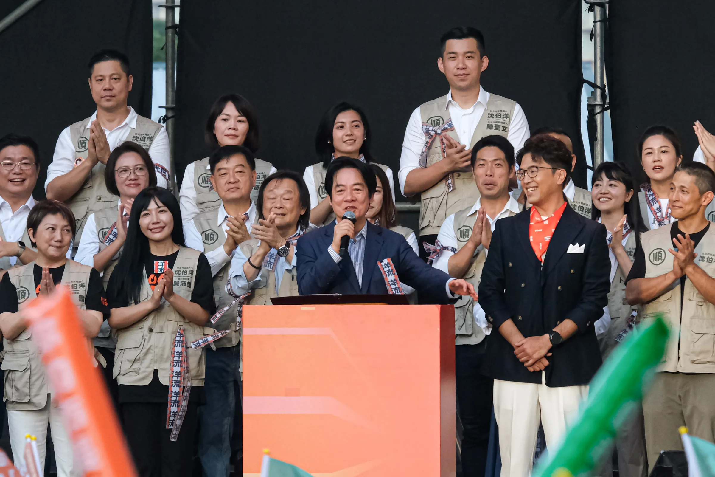 20261004-沈伯洋競選總部成立大會於4日舉行，圖為總統賴清德（前排中）、民進黨台北市長參選人沈伯洋（前排右）。（劉偉宏攝）