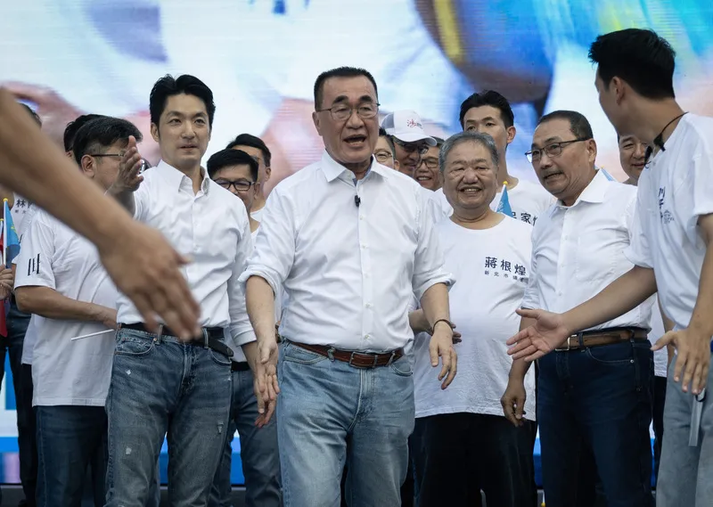李四川板橋大造勢　盼接棒侯友宜 中國國民黨新北市長參選人李四川（中）4日在板橋舉行「我們都挺李四川」大型造勢活動，強調盼接棒新北市長侯友宜（右），與台北市長蔣萬安（左）合作，雙北共好。中央社記者趙世勳攝115年10月4日