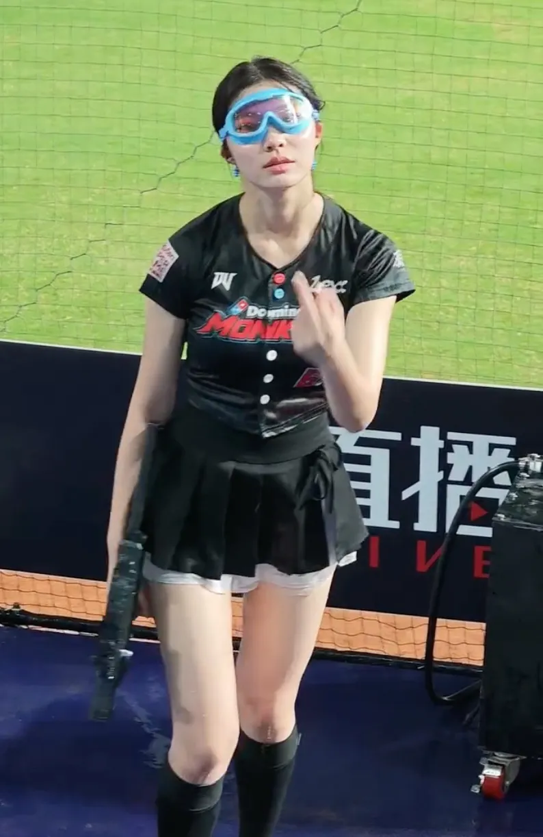 樂天女孩小貝在玩水祭遭球迷持水槍多次朝下半身噴射，讓她當場變臉並比出中指表達不滿。（圖／翻攝自Threads）