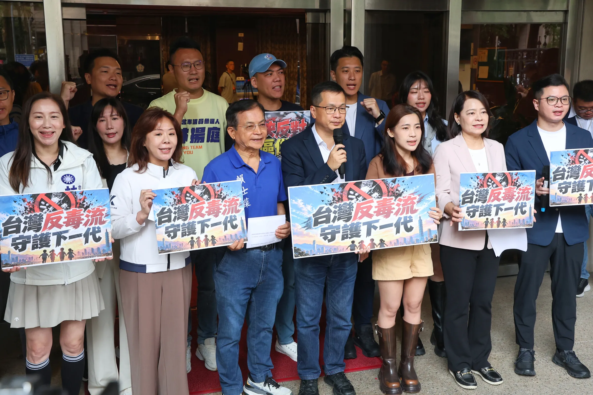 20261005-國民黨立委羅智強（第一排右四）與國民黨團立委及台北市議員、議員參選人等5日召開反毒金剛車上路記者會。（顏麟宇攝）