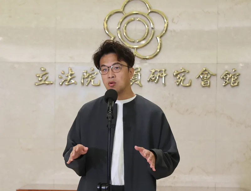 北市選舉激辯反毒　沈伯洋籲理性討論 毒癮者美沙冬維持治療、安全針具等減害策略引熱議，民進黨台北市長參選人沈伯洋（圖）5日受訪時表達堅定反毒立場，提出毒害防制的具體做法，並回應國民黨應該理性討論，直接面對面把政策講清楚，勿用斷章取義的錯誤資訊。中央社記者趙世勳攝115年10月5日