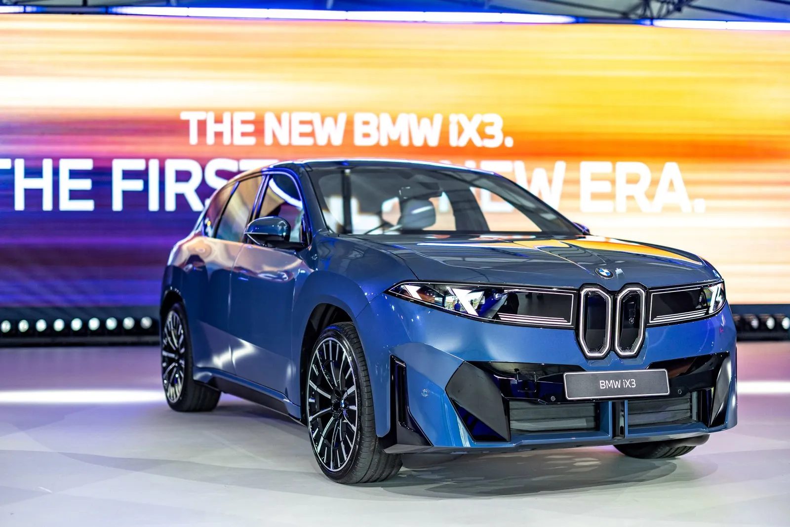 全新BMW iX3淬鍊品牌百年經典基因，以顛覆性的設計語彙重塑經典。車頭重現前傾俯衝的經典「鯊魚鼻（Shark Nose）」姿態，搭配向傳奇BMW 1500致敬的垂直雙腎型飾光水箱護罩，勾勒出立體且極具辨識度的未來面貌。前行李廂蓋兩側俐落的折線將視覺焦點精準匯聚於全新的BMW廠徽之上，以懾人氣勢強勢宣告下一個移動世代的到來。(圖片提供: 汎德)