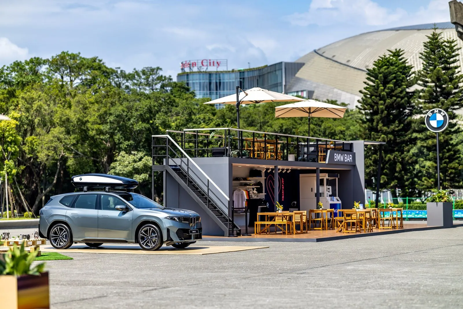 總代理汎德於103-104假國父紀念館舉辦「BMW 新世代特展」。現場除完整展出BMW iX3全車系，更特別設立「BMW經典展車區」，帶領車迷見證 BMW貫徹百年的駕馭初衷。特展期間同步帶來「Tech Talk 科技講座」，「BMW Café AI咖啡機」體驗與專屬打卡。(圖片提供: 汎德)