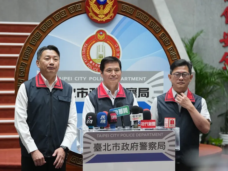 10月5日、ゲイバー捜索に関わった警察官の処分を発表する台北市警察局の林炎田局長（中央）（中央社）