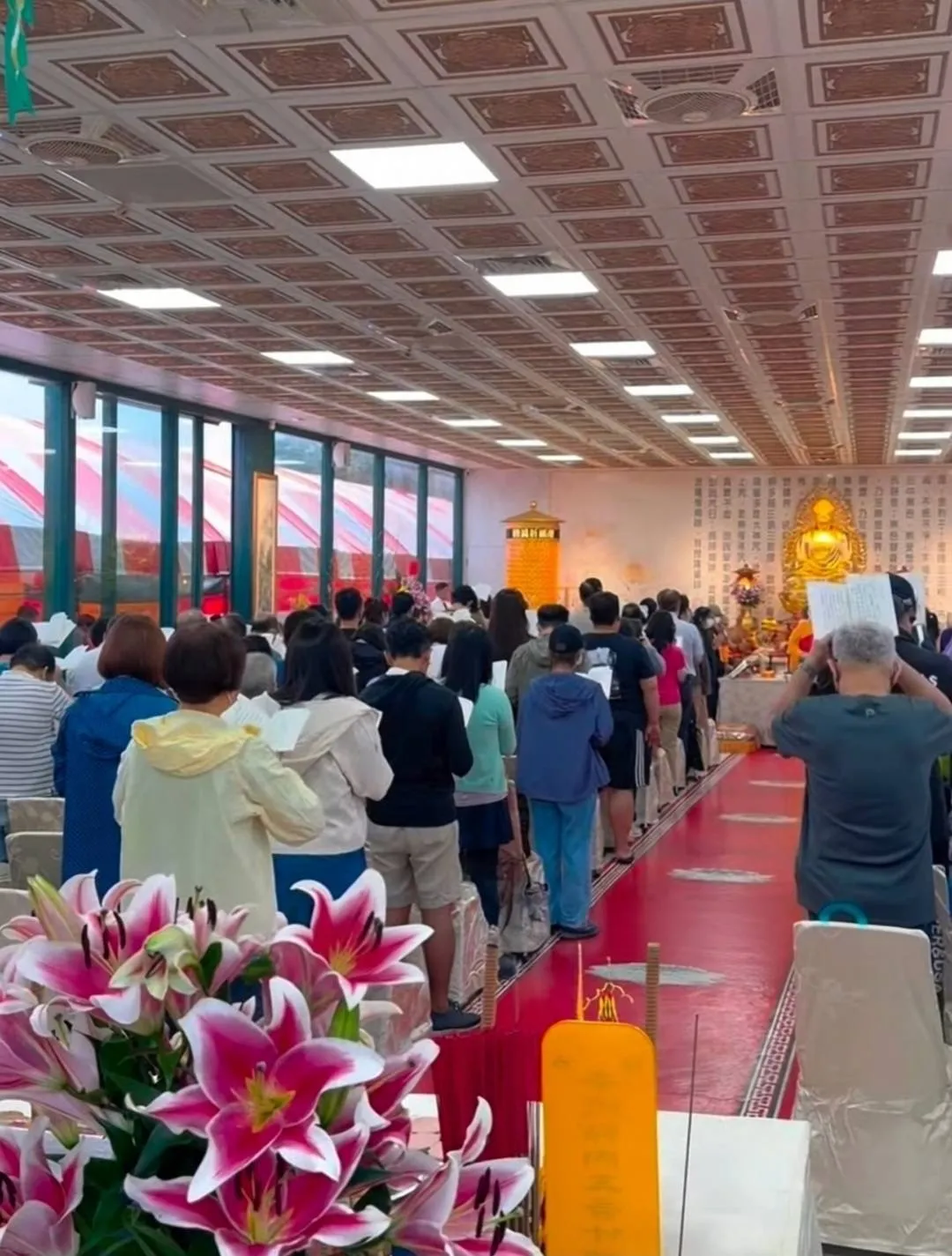 萬里福田多年來堅持每週舉辦法會，固定的法會與園區空間，像是留給家長的一個出口，讓思念有處可安放。（圖／翻攝自萬里福田採訪畫面）