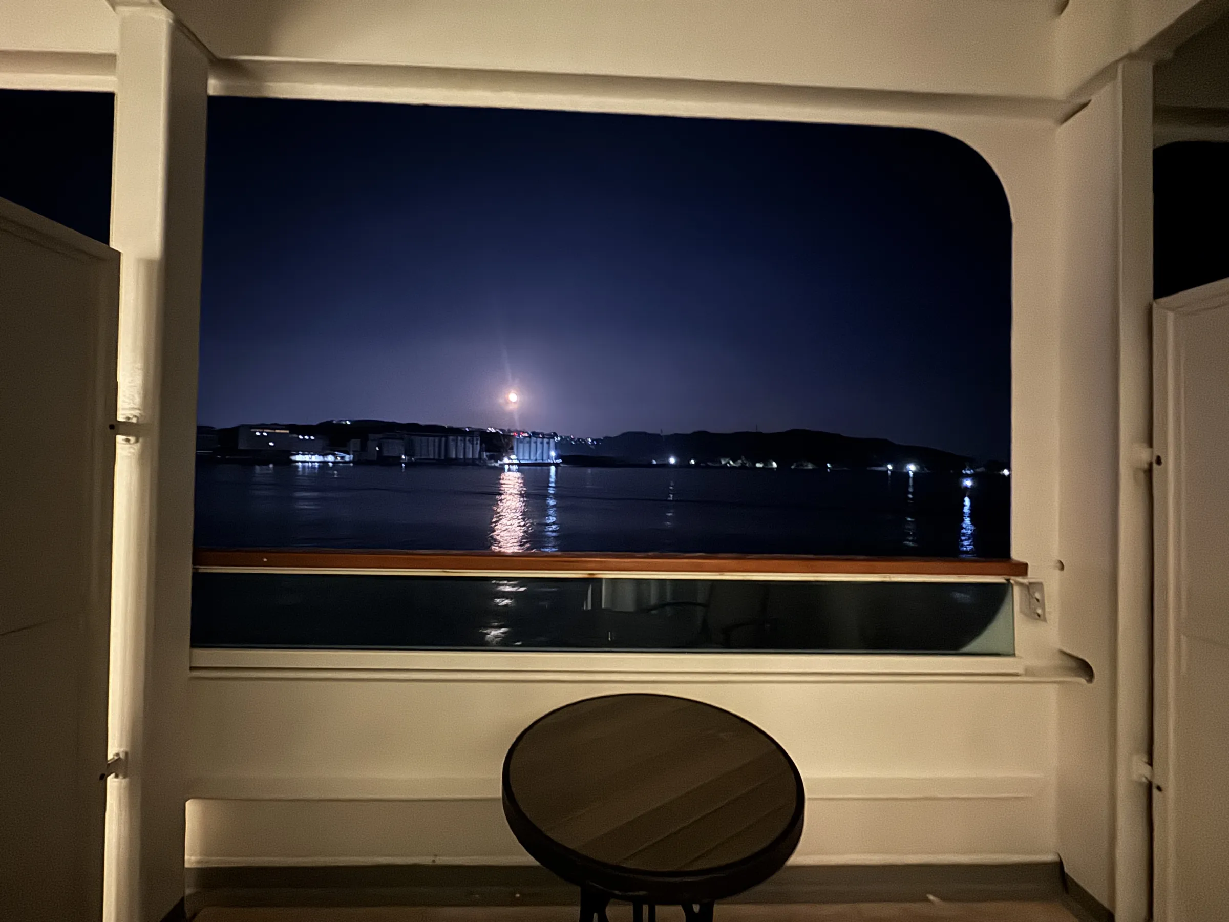 プライベートバルコニーから望む極上の夜景。黃信維