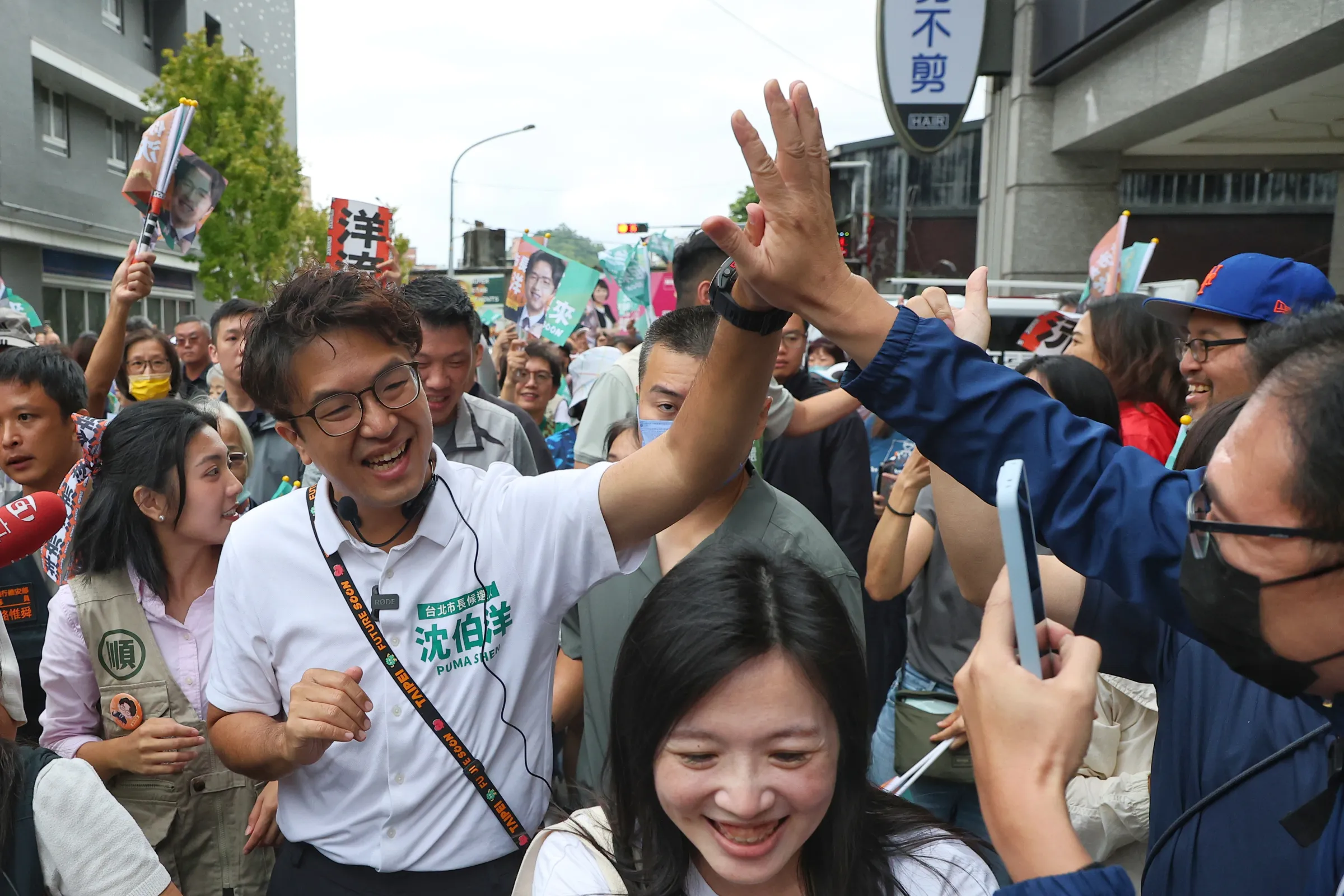 20261006-民進黨台北市長參選人沈伯洋（左）6日至木柵市場掃街拜票。（顏麟宇攝）