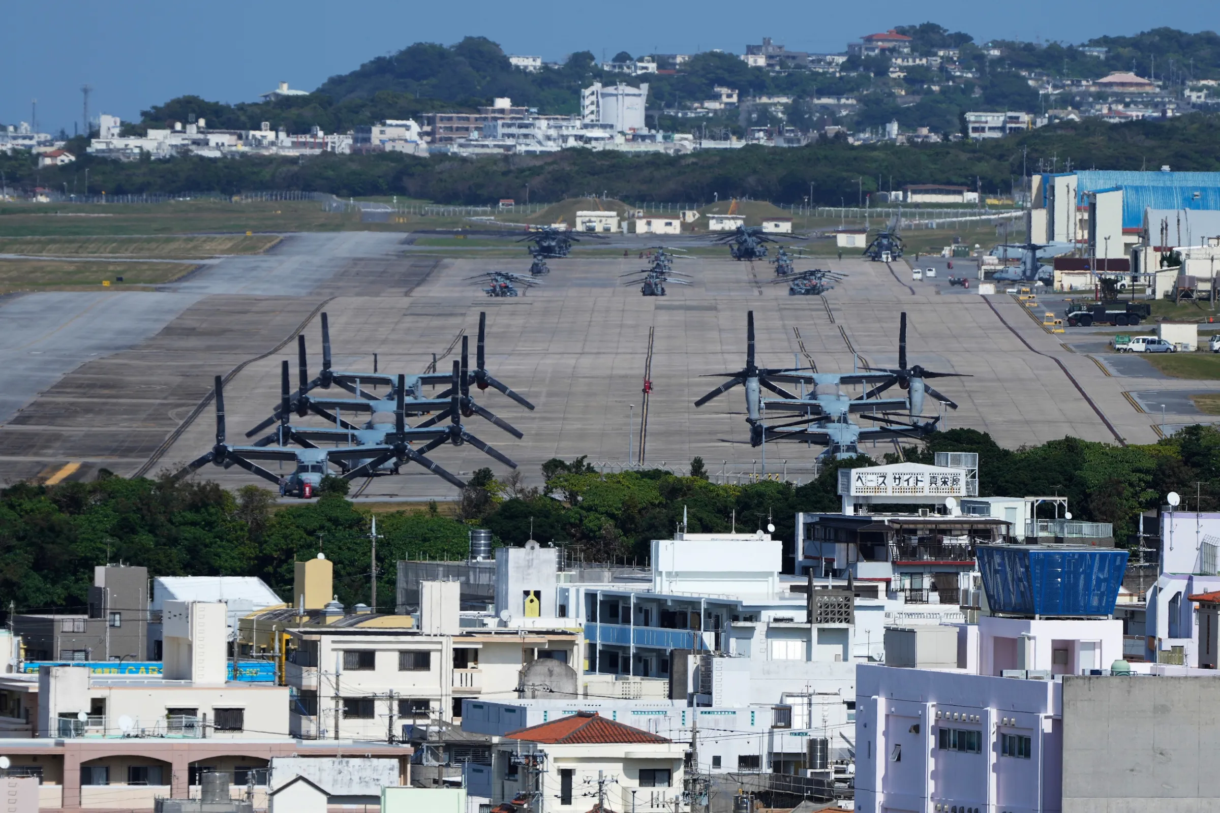 卡瓦納主張將美軍撤離沖繩等最靠近台灣、易受攻擊的地點。圖為2025年2月18日，美軍MV-22「魚鷹」運輸機停放在沖繩普天間基地。（美聯社）