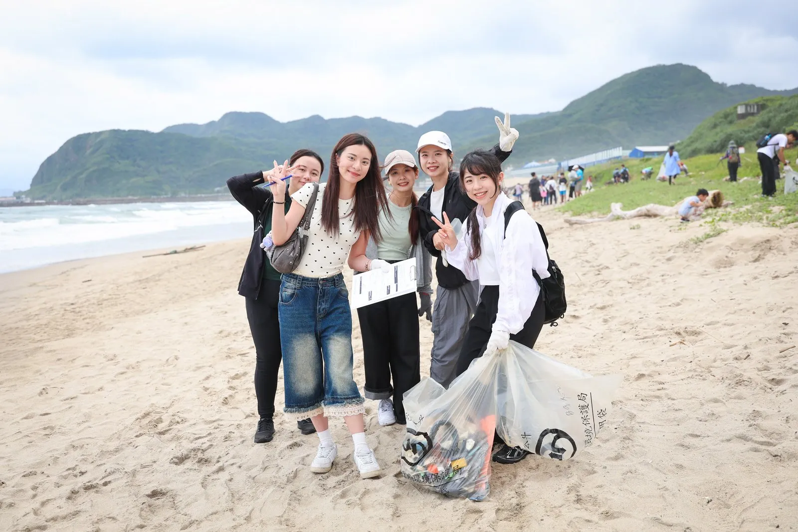 南山年度淨灘行動在翡翠灣起跑，接下來將有超過4千名南山人壽、南山產物志工，從北到南接力完成共6公里海岸淨灘。