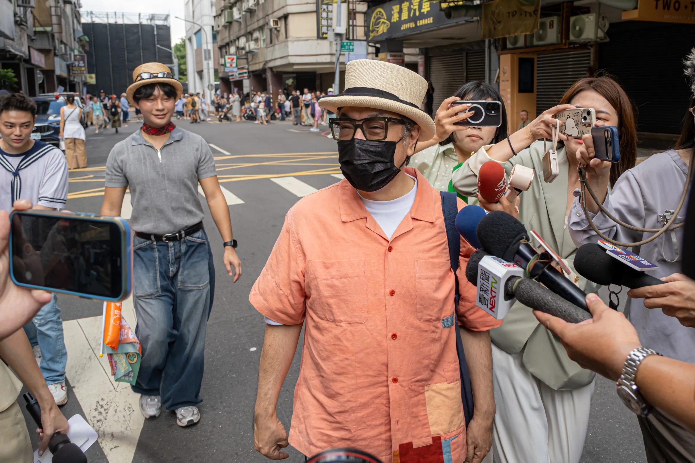 20261004-沈伯洋競選總部成立大會於4日舉行，圖為知名主持人蔡康永（中）。（劉偉宏攝）