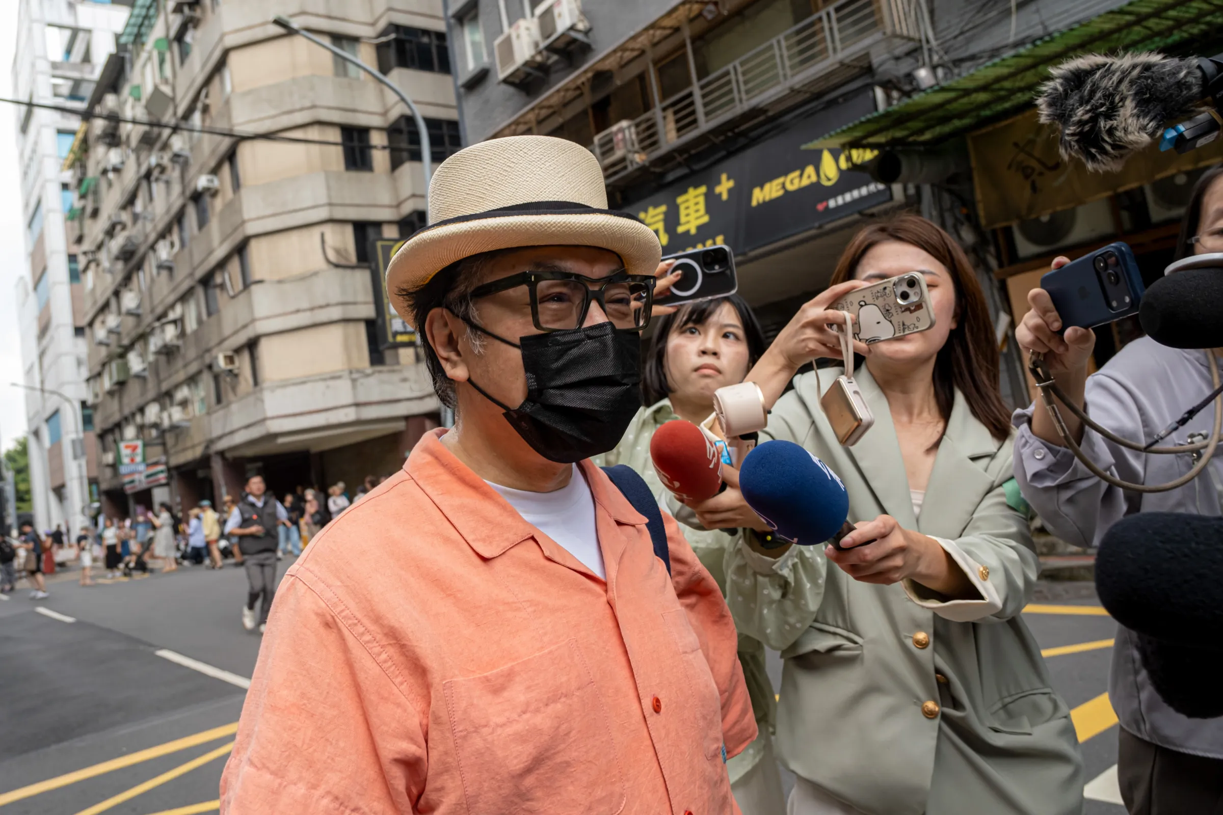 20261004-沈伯洋競選總部成立大會於4日舉行，圖為知名主持人蔡康永（中）。（劉偉宏攝）
