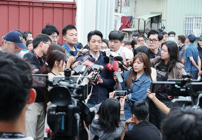 2026年10月6日，台北市長蔣萬安接受媒體聯訪，回應與沈伯洋辯論毒品政策等議題。（中央社）