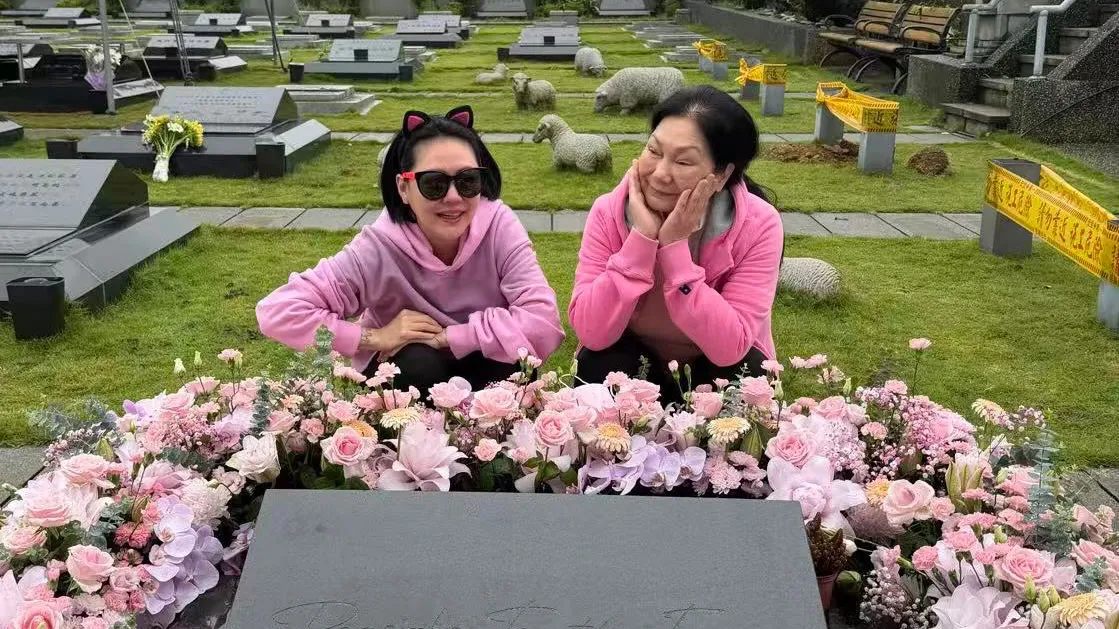 S媽黃春梅（右）與小S（左）、女婿具俊曄及親友一同前往金寶山，在愛女生日這天陪伴她。（圖／翻攝自小S IG@elephantdee）
