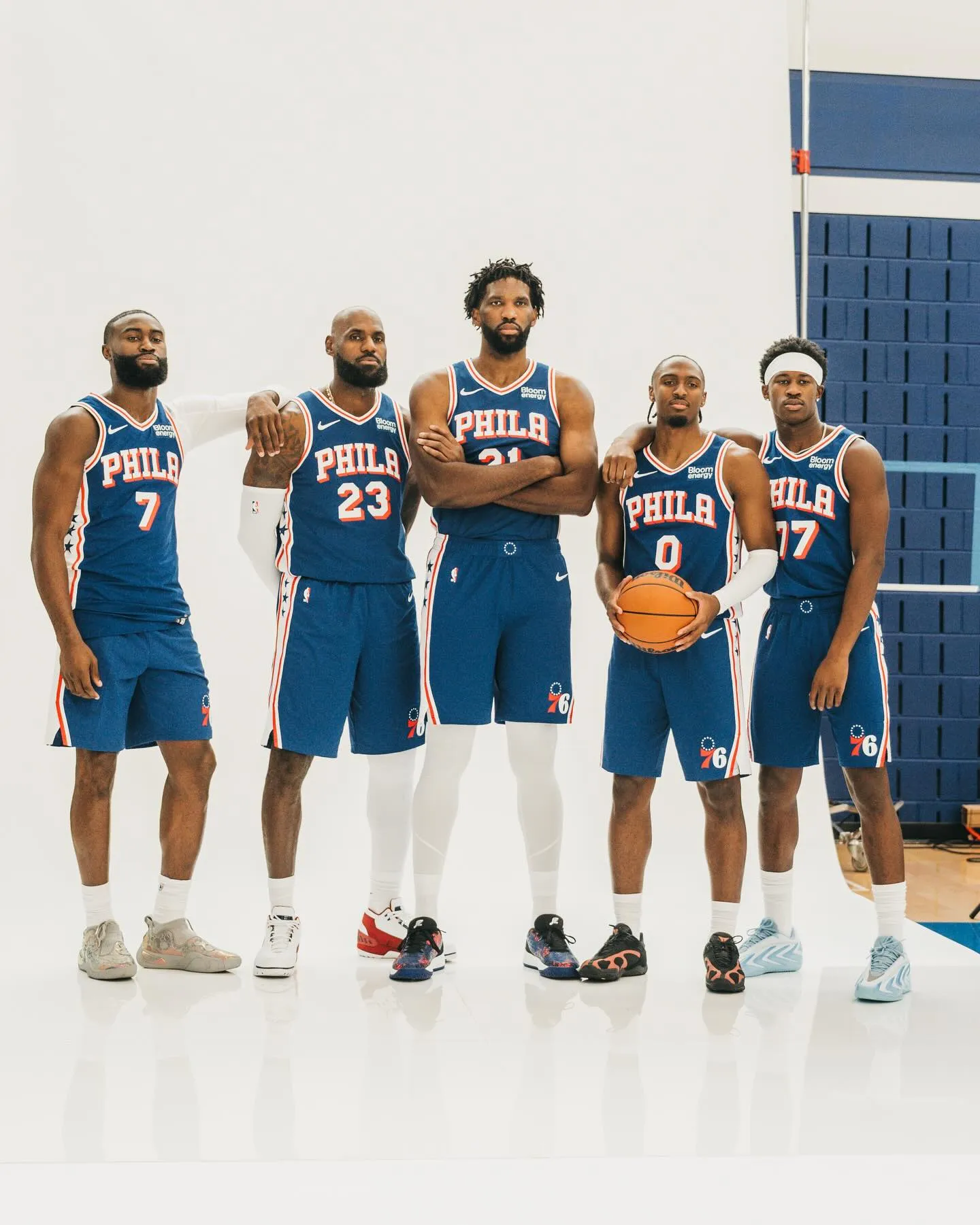LeBron James轉戰七六人後仍住在紐約，選擇搭乘Fanatics旗下直升機往返費城，單程包機行情最高約新台幣27萬元，但費用屬於雙方合作協議待遇，無須由他自行買單。（圖／翻攝自LeBron James IG@kingjames）