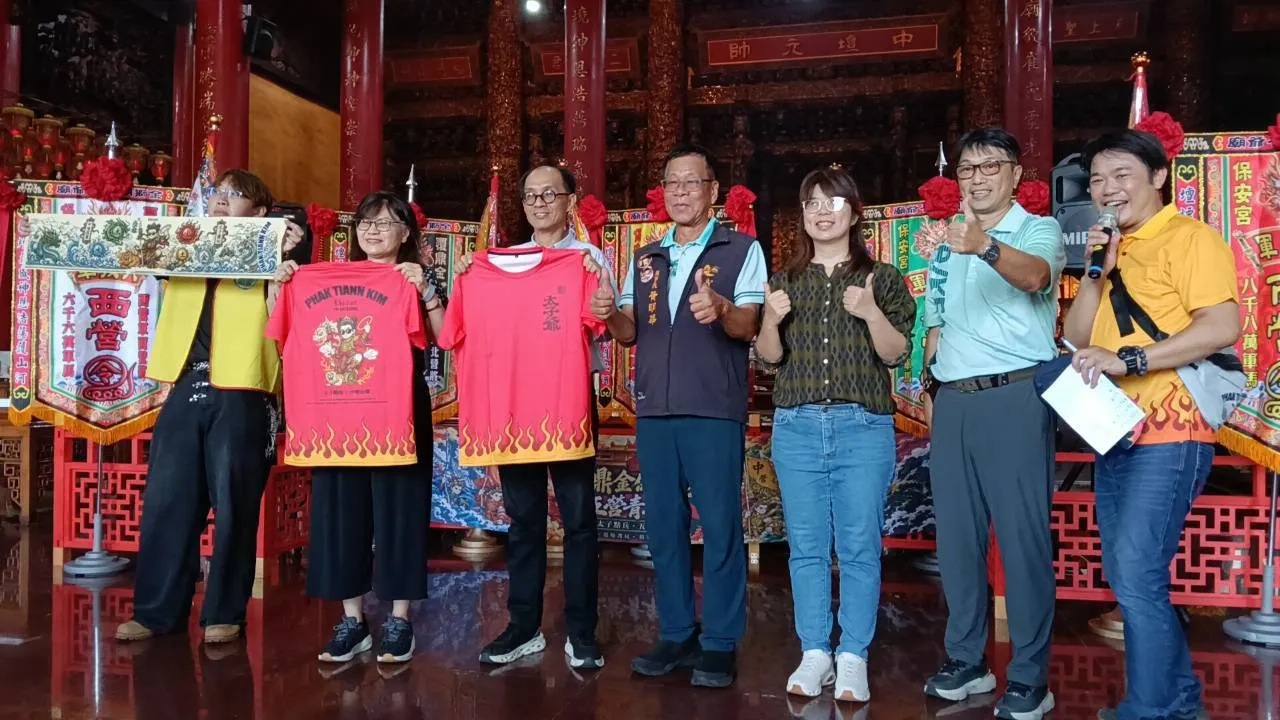 樹德科技大學副校長宋鴻麒、管理學院院長暨會展行銷與活動管理系主任黃秀慧，與覆鼎金保安宮董事長黃明華、總幹事羅建明、計畫主持人李昭嫻及保安宮顧問江明龍、師生共同參與授旗儀式。（圖/樹德科技大學提供）