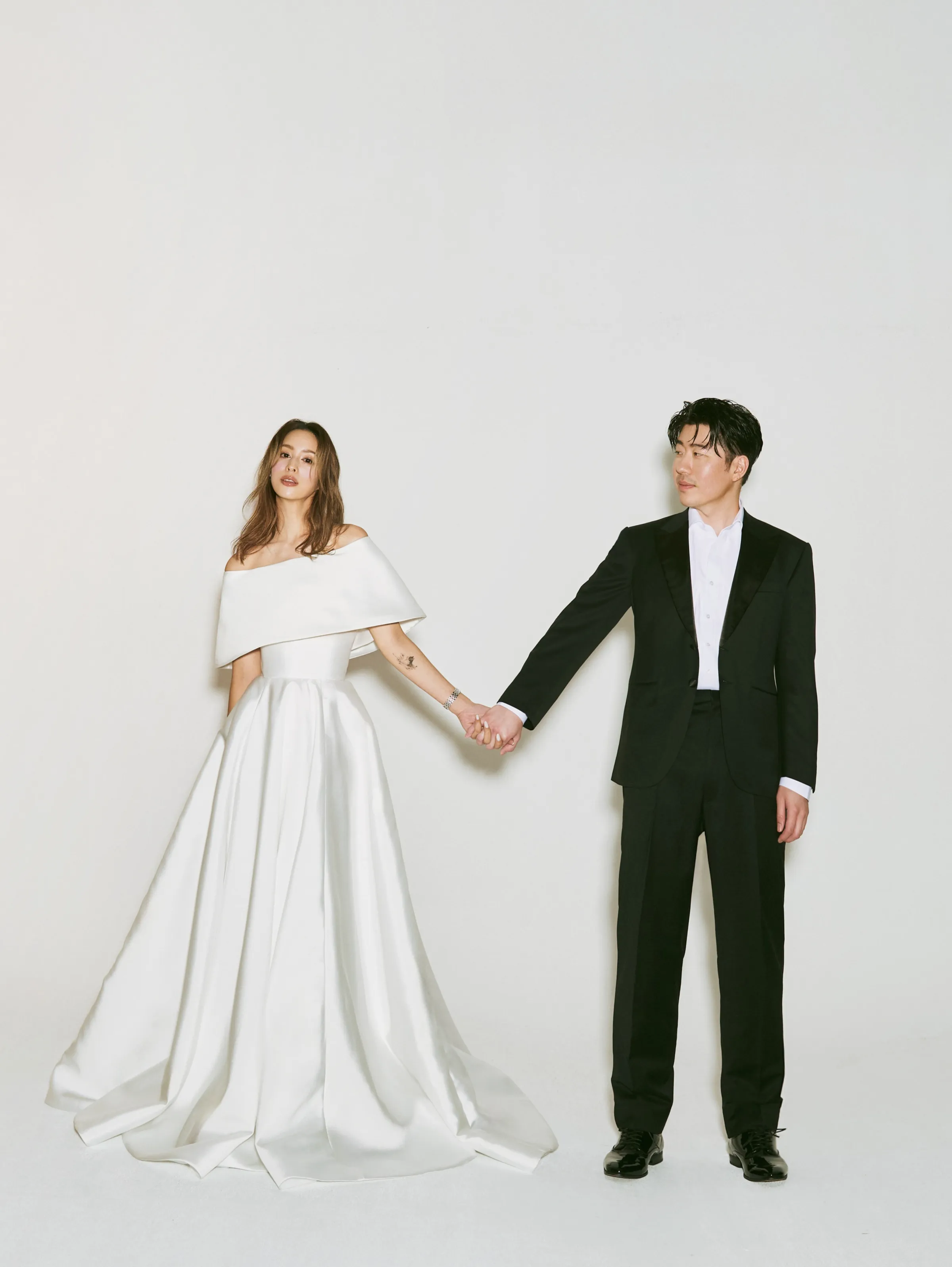 莫允雯穿上簡約緞面白紗拍攝婚紗照，老公Nelson也罕見正面入鏡。（圖／翻攝自莫允雯IG@xtina0505）