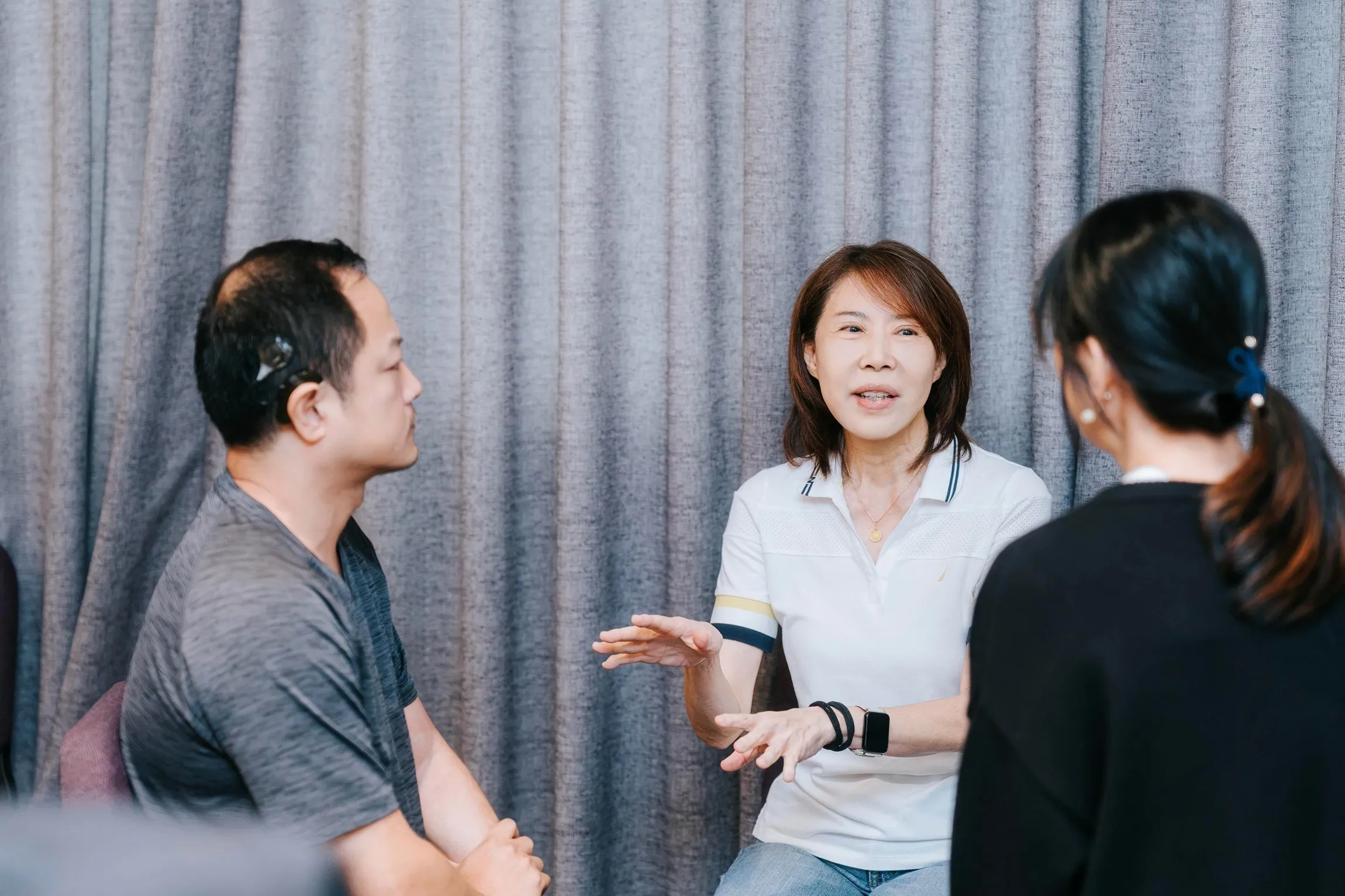 中信銀行獨立董事季崇慧（中）受邀擔任訪員與聽障體驗員（左一）進行情境模擬訓練。(圖/中信銀行提供)