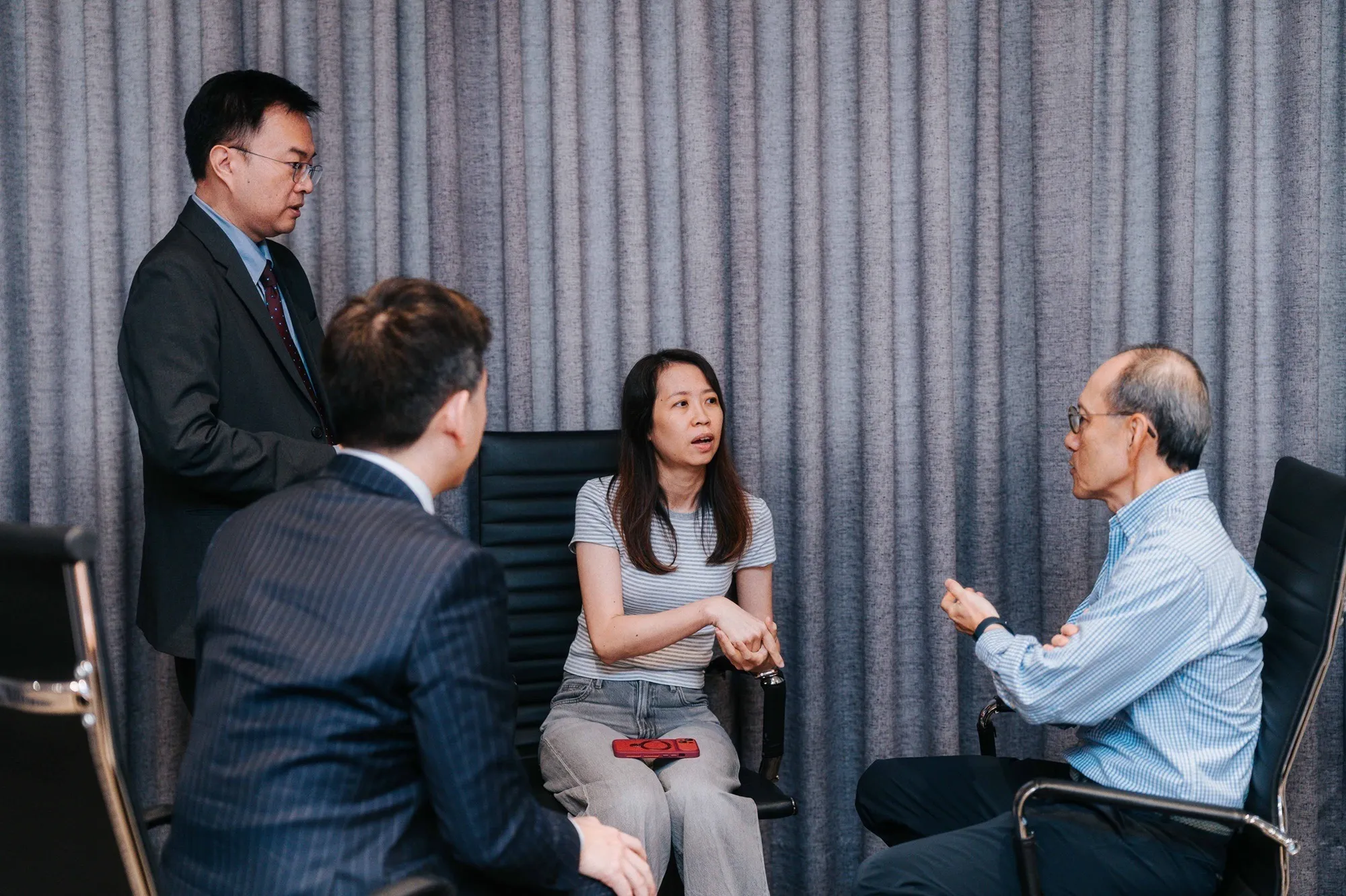 中信銀今年依據董事提出建議，擴大邀請外籍體驗員（右二）參與，由中信銀行獨立董事劉長春（右一）受邀擔任訪員，展現公司治理層級持續精進友善金融的決心。(圖/中信銀行提供)