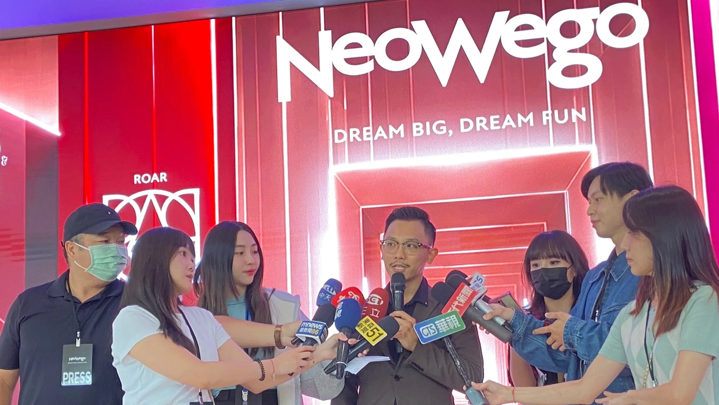 薇閣集團執行長許明揚接受媒體採訪，說明Neo Wego從旅宿跨足多元娛樂的品牌布局。（圖／薇閣集團提供）