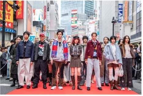渋谷ファッションウィーク2026秋は10月18日に文化村通りで開催され、「渋谷的ENKAN」をテーマに書道や学生コラボなど3部構成のランウェイを展開する。渋谷ファッションウィーク 2026 秋 PR事務局