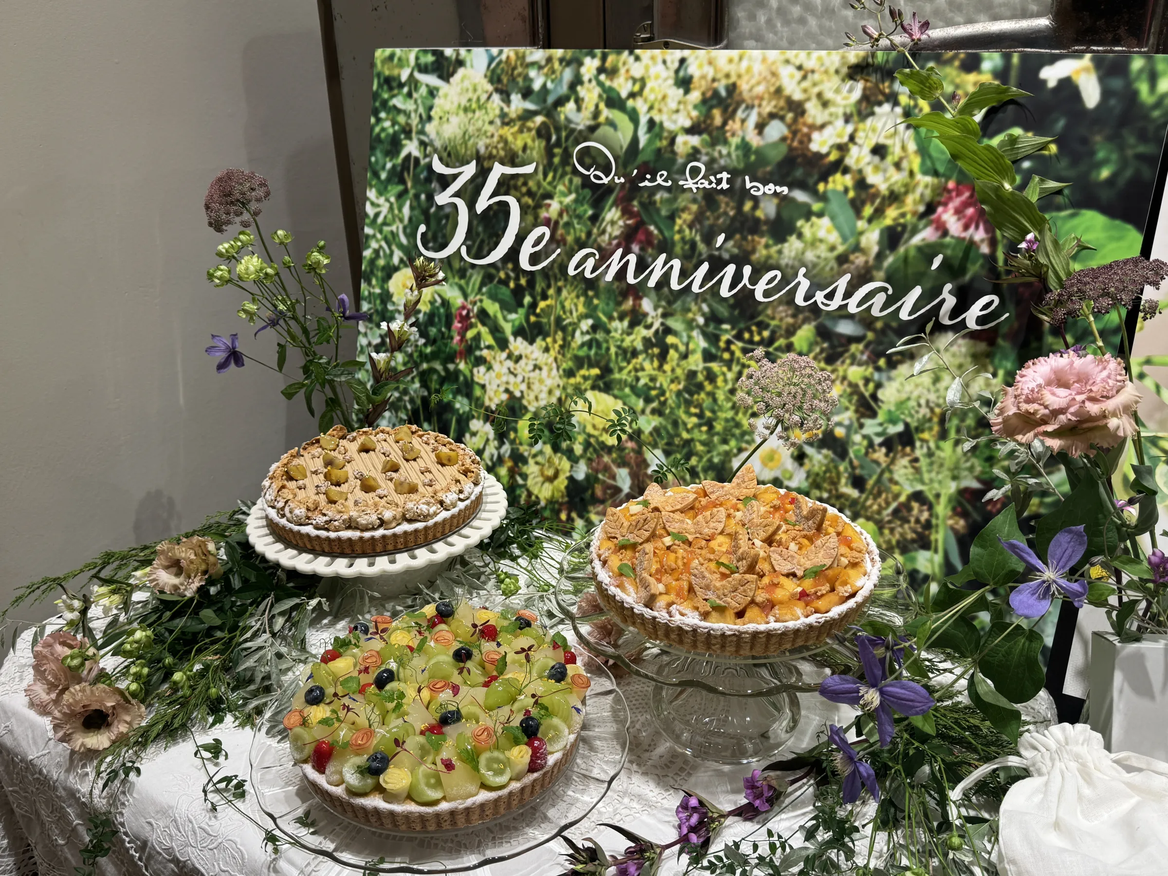 キルフェボンが創業35周年を記念し、エデンワークスとのコラボなど限定タルト3種をはじめ、初の陶器や倉敷帆布バッグなど多彩な限定品と特別企画を10月16日より展開する。黃信維