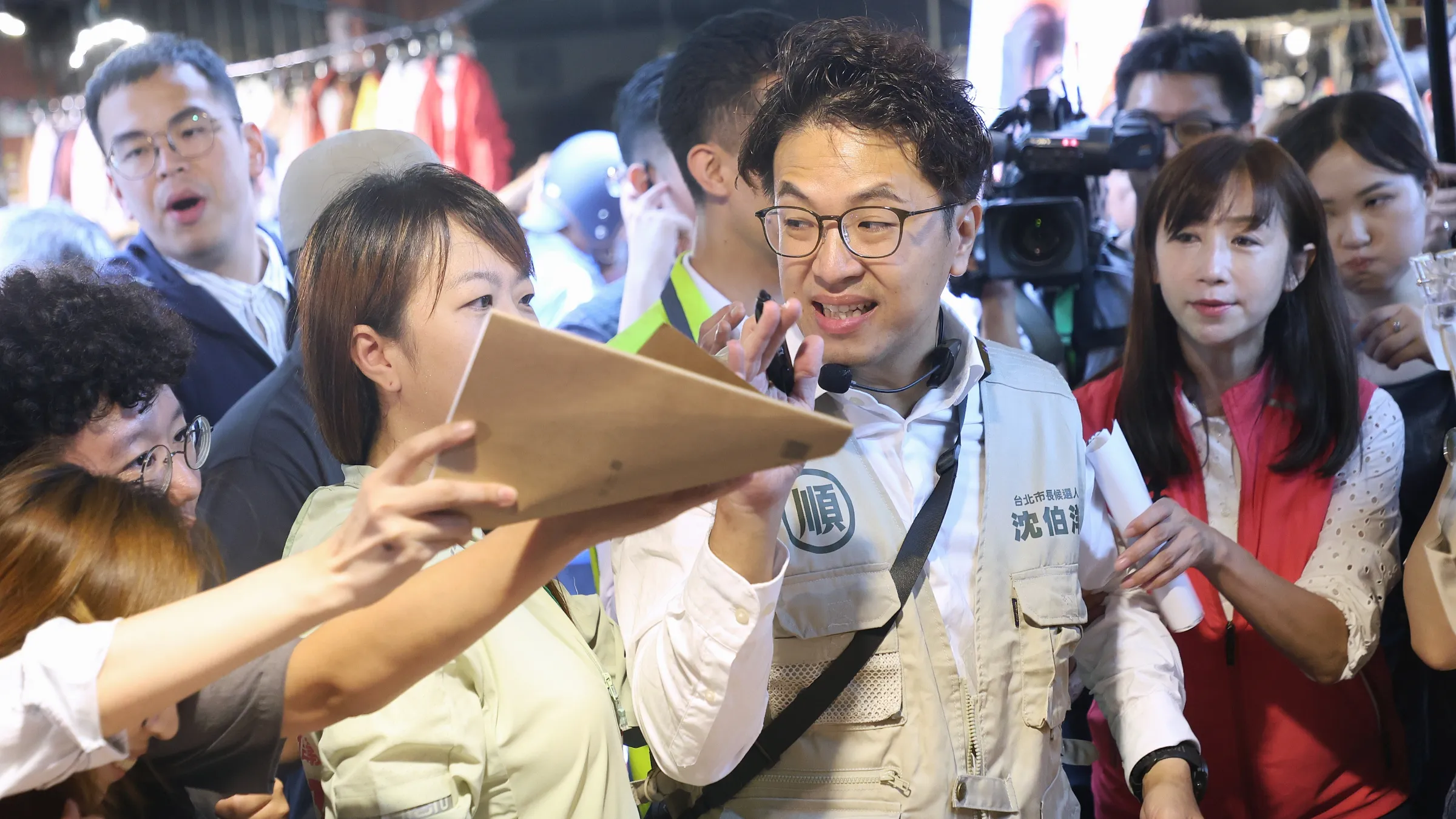 20261007-民進黨台北市長參選人沈伯洋7日至吳興市場掃街。（柯承惠攝）
