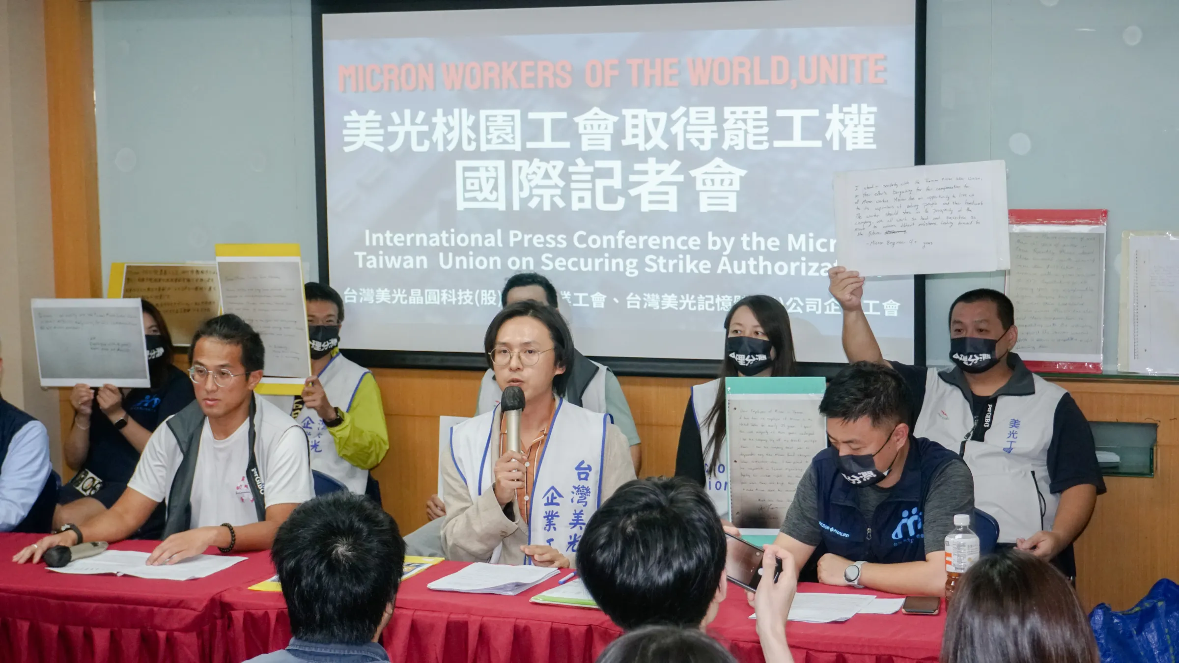  20261007-台灣美光工會舉行罷工投票結果公布記者會，前排左一為該工會理事長林哲瑞。（蔡親傑攝）