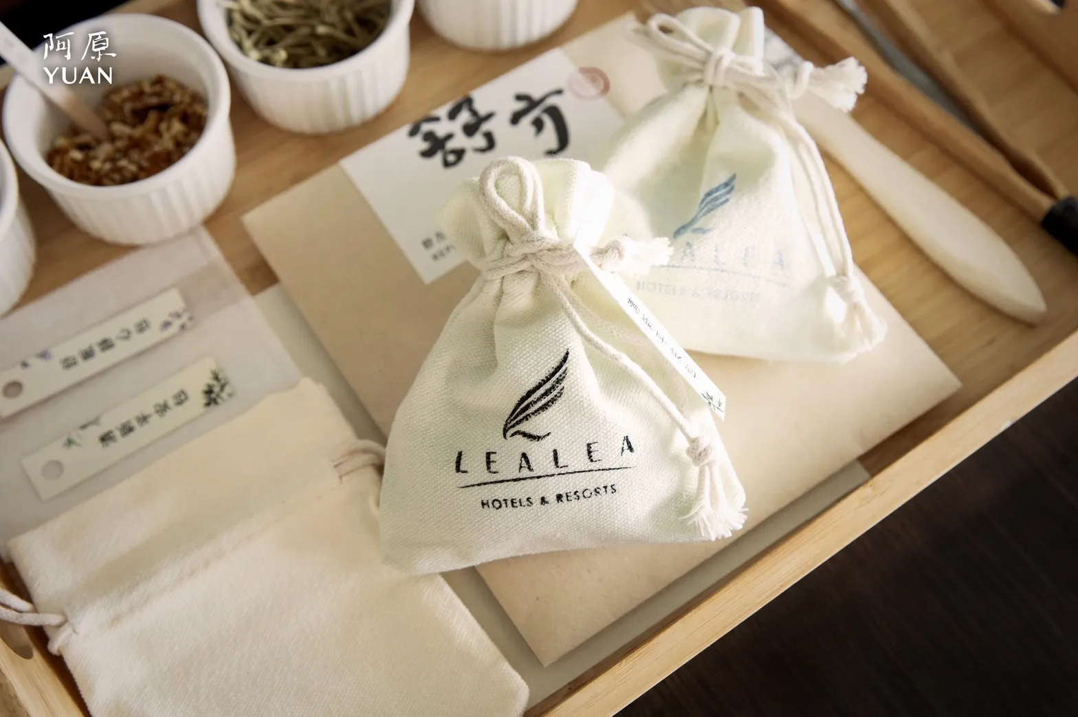 青草植物包提供兩款配方選擇，旅人可親手裝填素材，完成專屬的香氛紀念。（圖/阿原提供）