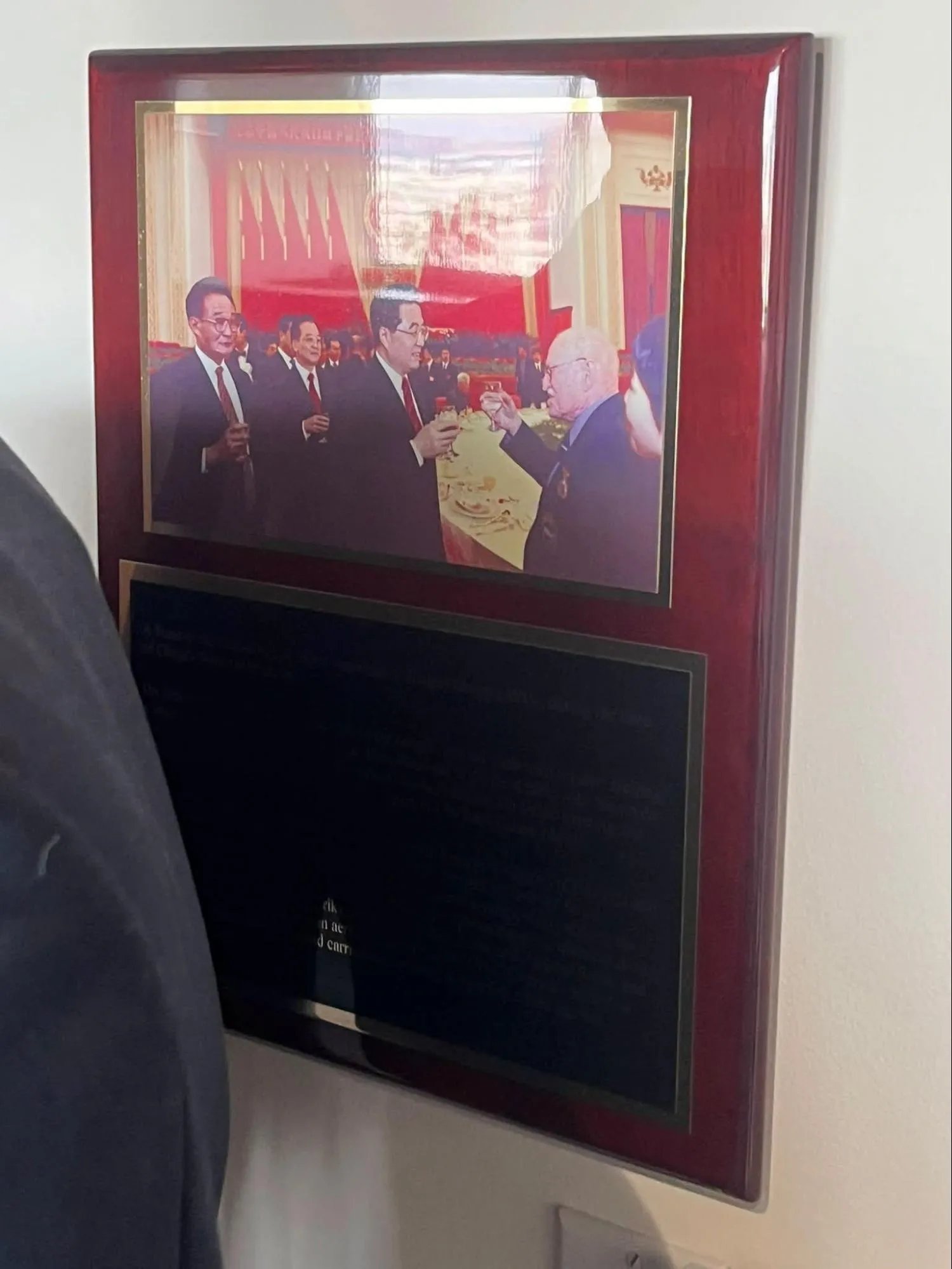 2005年，飛虎協會會長羅西造訪北京，與時任中共國家主席的胡錦濤合影留念。（作者提供）