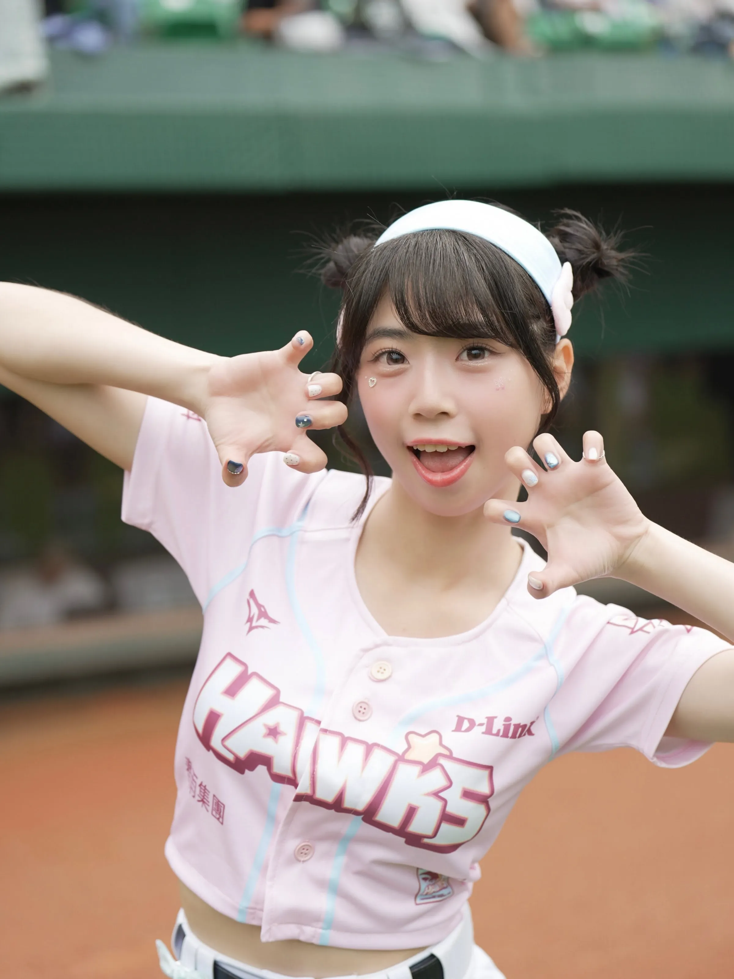 台鋼雄鷹啦啦隊Wing Stars成員妡0的哥哥，是人氣育兒系YouTuber《彼得爸與蘇珊媽》的「彼得爸」。（圖／翻攝自Wing Stars臉書）