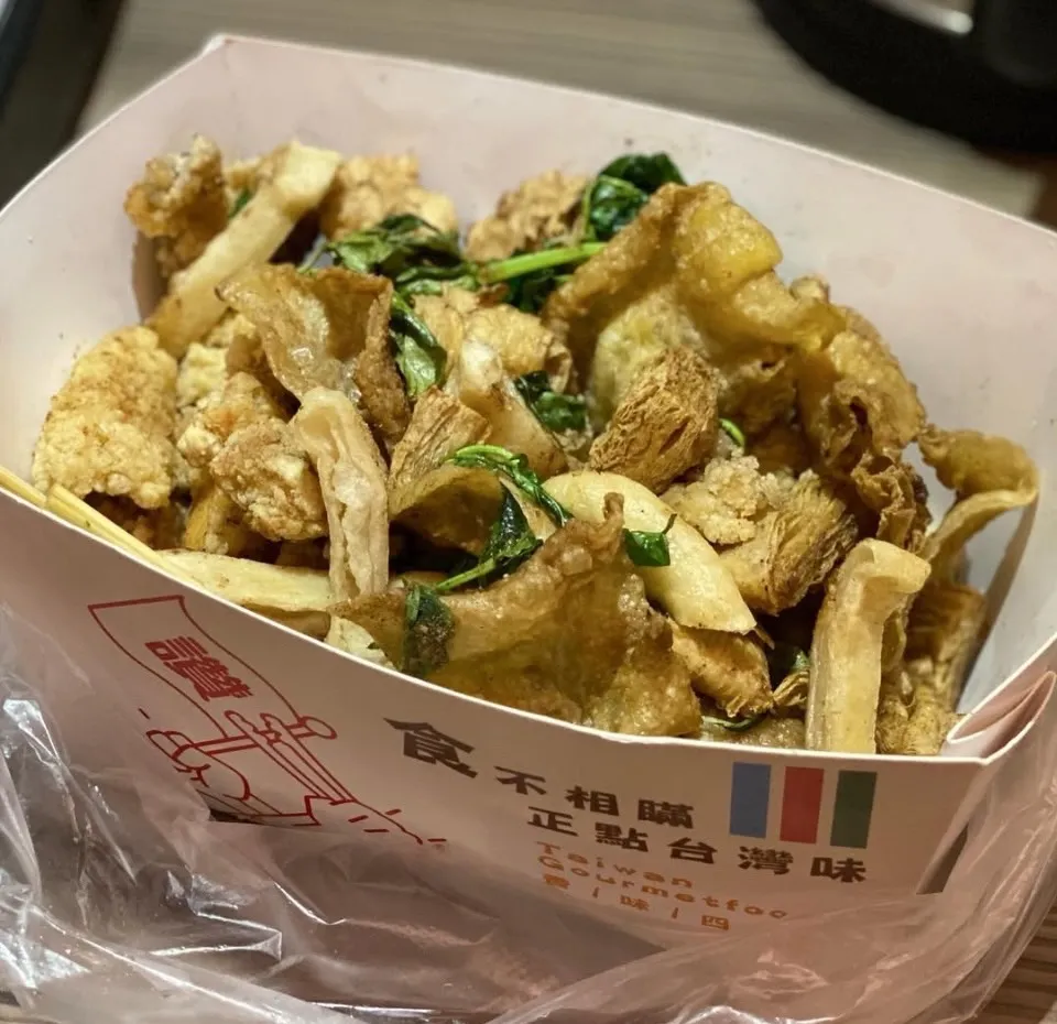 梁記鹹酥雞在台東飄香超過30年，大塊雞胸肉外酥內嫩，是在地人從小吃到大的家鄉味。（圖／取自IG＠goeataround）