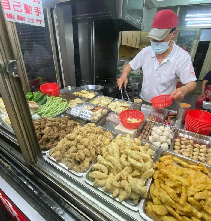 梁記鹹酥雞炸物品項豐富，現點現炸，三角骨是老饕必點。（圖／取自IG＠goeataround）