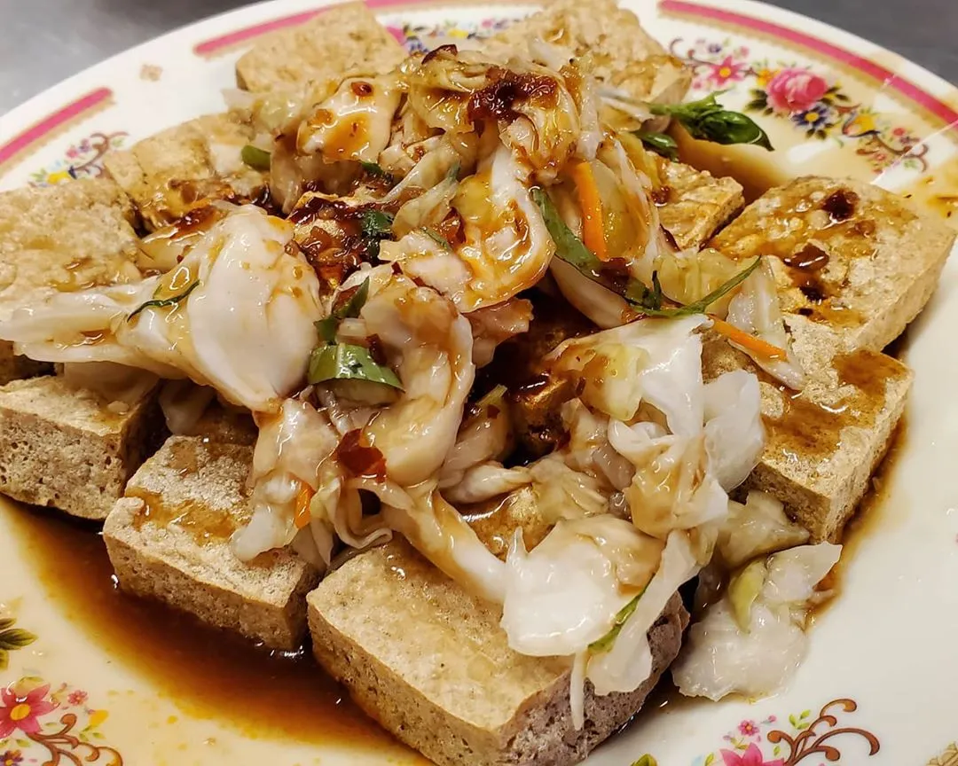 林家臭豆腐炸得金黃酥脆，搭配泡菜與九層塔提味，是台東正氣路上的排隊名店。（圖／取自IG＠marinafoodie___、＠jack41068）
