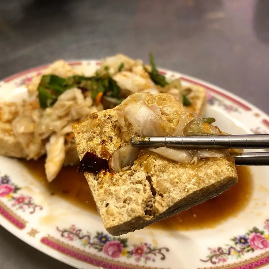 林家臭豆腐外酥內嫩，淋上鹹甜交織的獨門醬汁超唰嘴。（圖／取自IG＠marinafoodie___、＠jack41068）