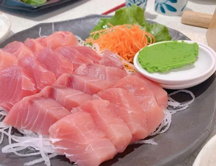 新澎湖海產的紅肉旗魚生魚片肉質厚實，沾點山葵醬油更對味。（圖／取自IG＠mdtthyw）
