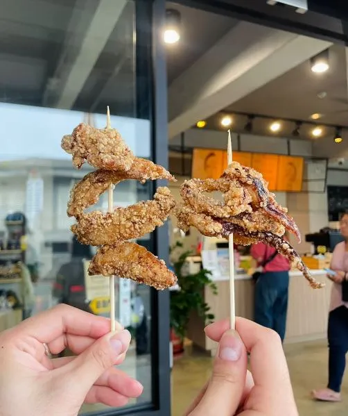 王記鬼頭刀現點現炸的鬼頭刀魚柳與魷魚，撒上椒鹽一口接一口。（圖／取自IG＠chicken_1107）
