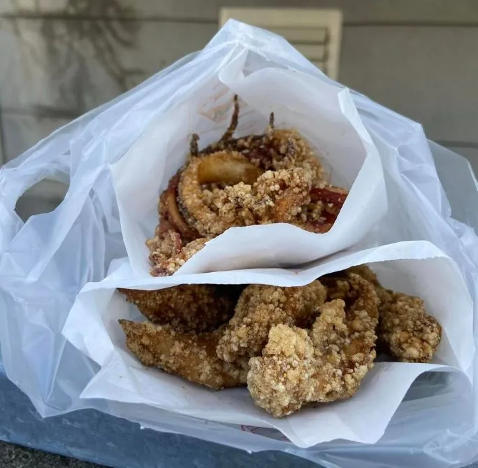 王記鬼頭刀以外帶為主，點綜合就能一次吃到鬼頭刀魚柳與魷魚。（圖／取自IG＠chicken_1107）