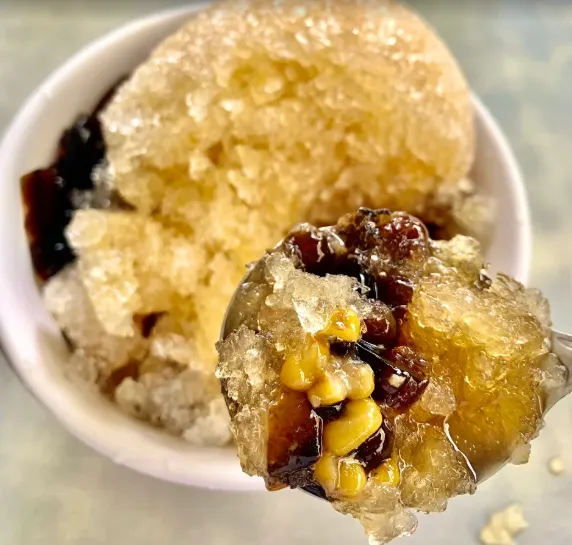 古早味阿桑剉冰淋上帶焦糖香的紅糖水，配料給得大方，是台東人從小吃到大的消暑冰品。