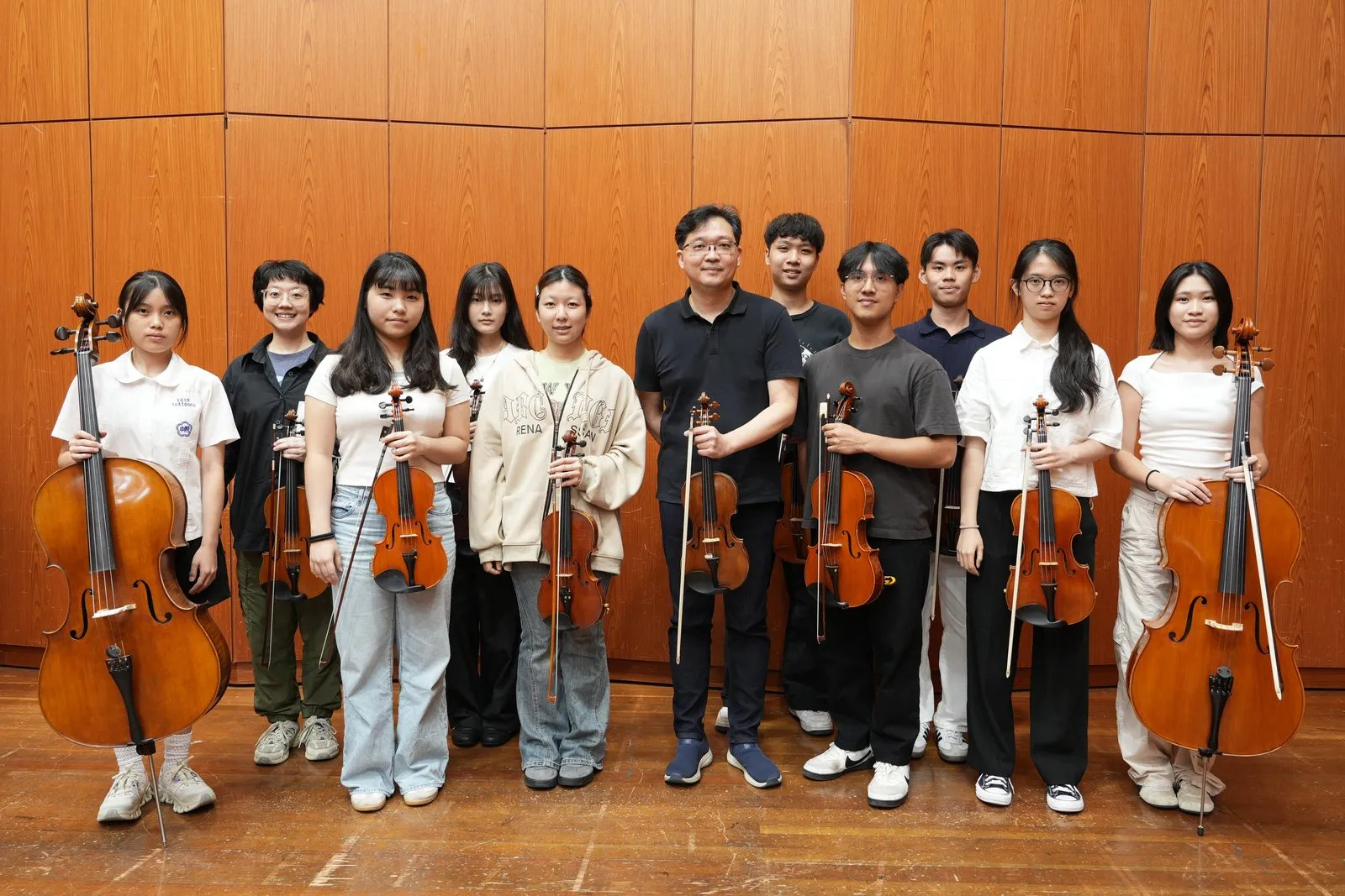 NSO代理首席鄧皓敦帶領10位青年音樂家組成絃樂室內樂團，讓青年音樂家與偏鄉學子近距離接觸古典音樂，也讓藝術教育跨越地域的距離，為偏鄉校園開啟更多接觸藝術與文化的可能。