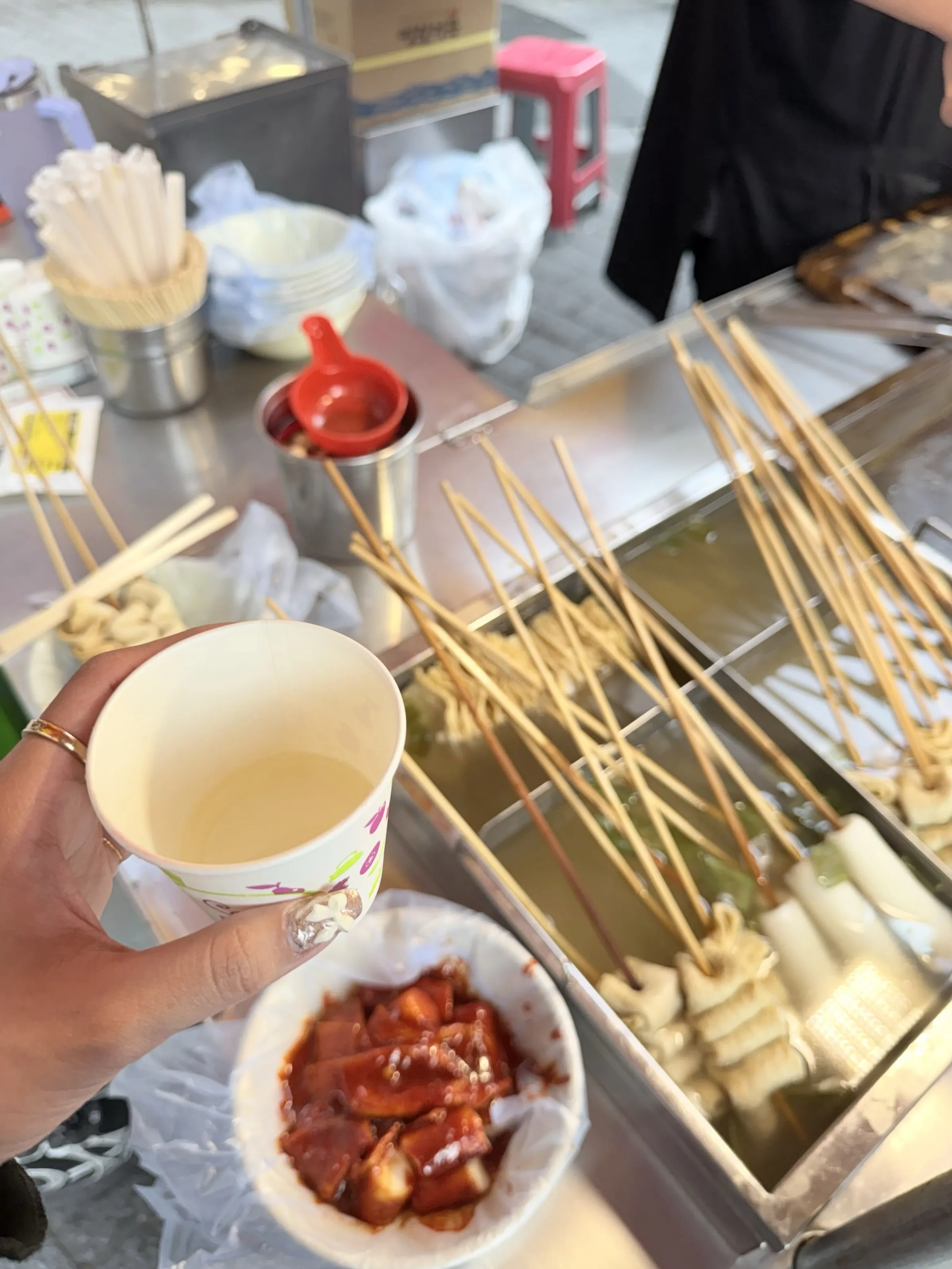 韓國路邊攤魚板是不少遊客必吃美食，不過一名台灣旅客卻目睹攤商疑似重複使用竹籤。（圖／翻攝自Threads）