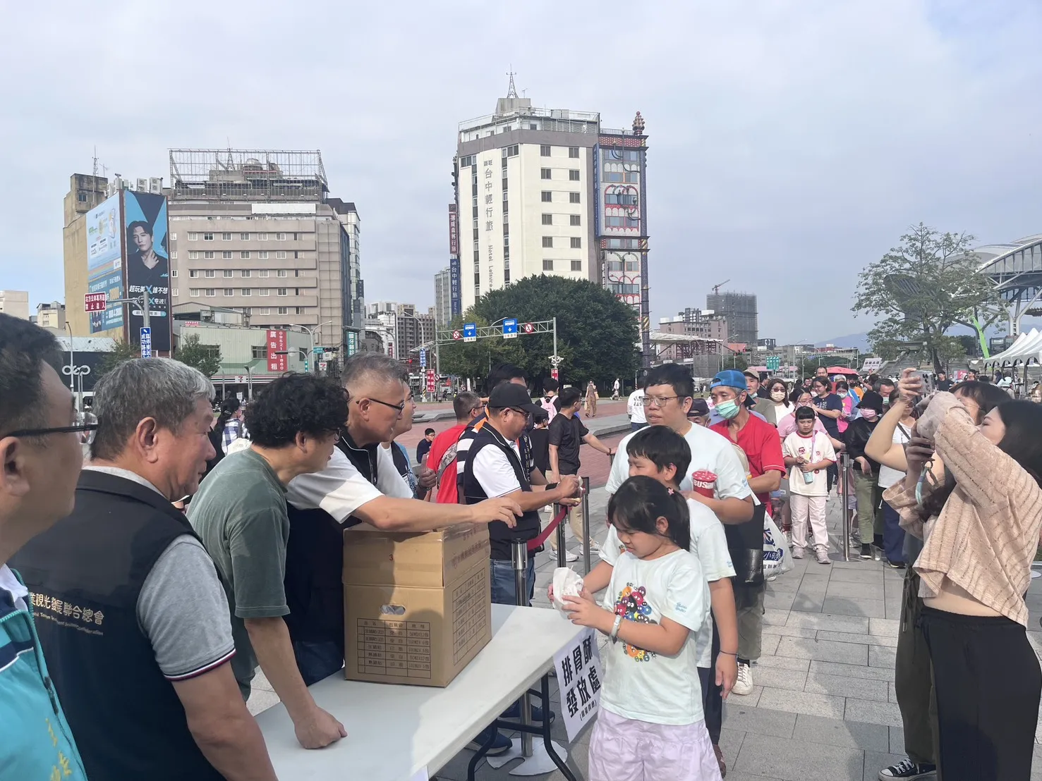 民眾踴躍參加台中購物節相關活動，帶動經濟發展，商圈業者期盼明年續辦。（圖/台中市政府）