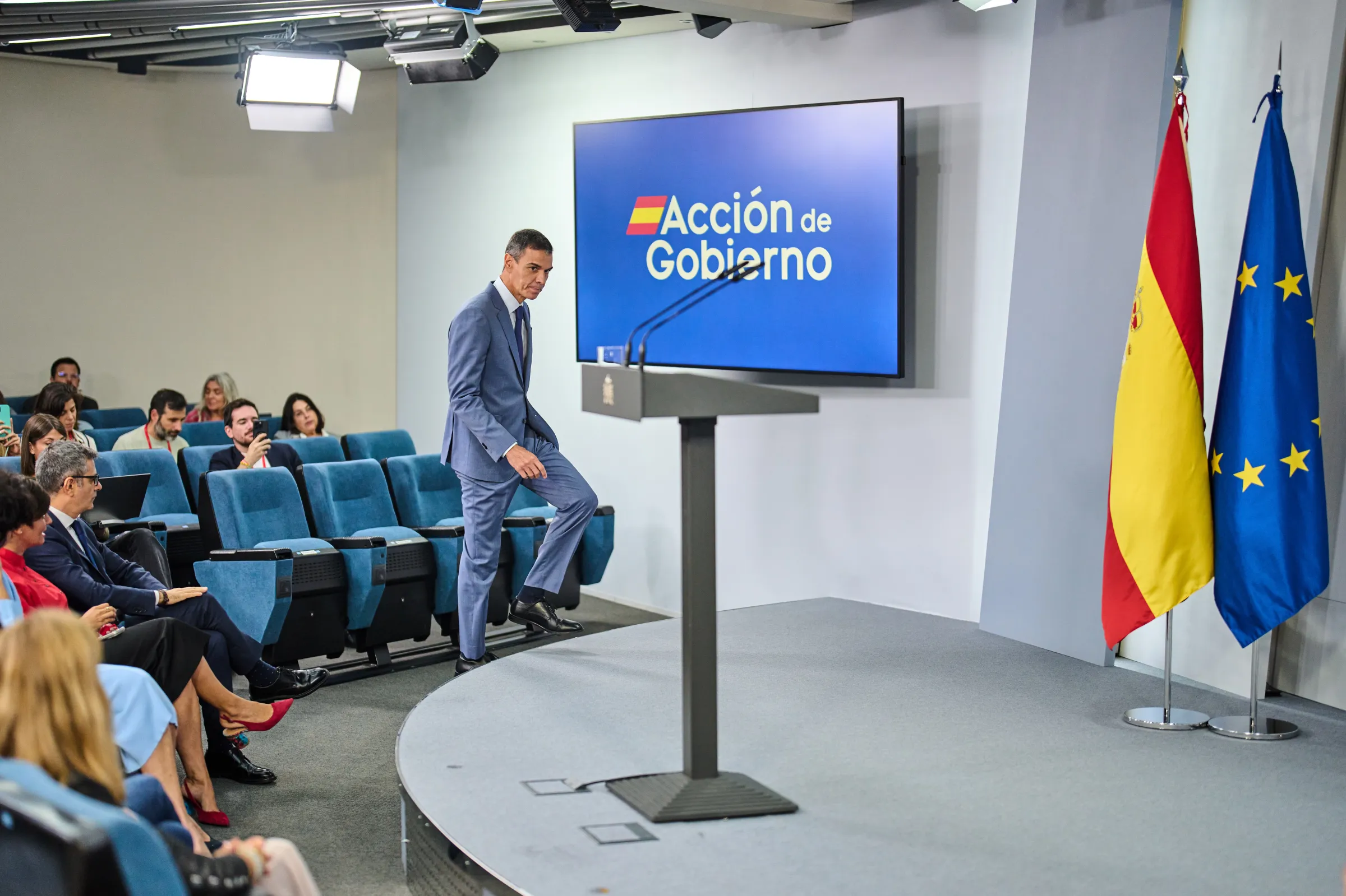 西班牙首相桑切斯（Pedro Sánchez）28日因高鐵相撞事故取消行程。圖為10月6日桑切斯抵達馬德里蒙克洛亞宮記者會現場。（資料照，美聯社）