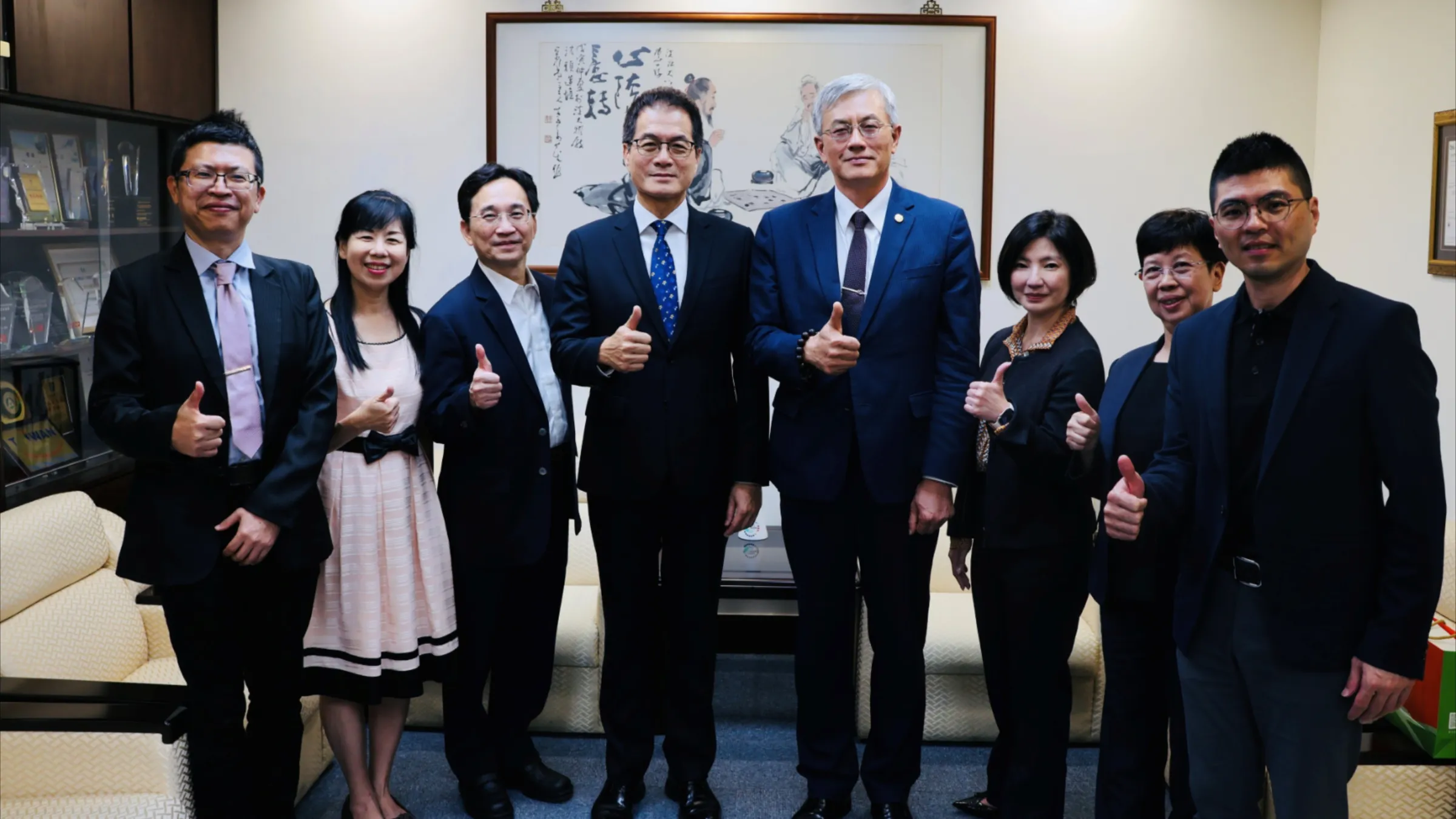 中國信託產險董事長王志誠（右四）、淡江大學校長許輝煌（左四）攜手培育保險永續人才。／台灣人壽提供