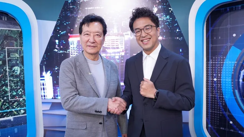 国民党の要人は内輪で、党中央は趙少康氏（左）による沈伯洋氏（右）へのインタビューに友好的な立場を示したが、党内の多くの人が抱く趙氏への怒りや不満は本物だと認めている。写真は10月7日、TVBSの番組「少康戦情室」に出演した沈氏。（TVBS提供、中央社）