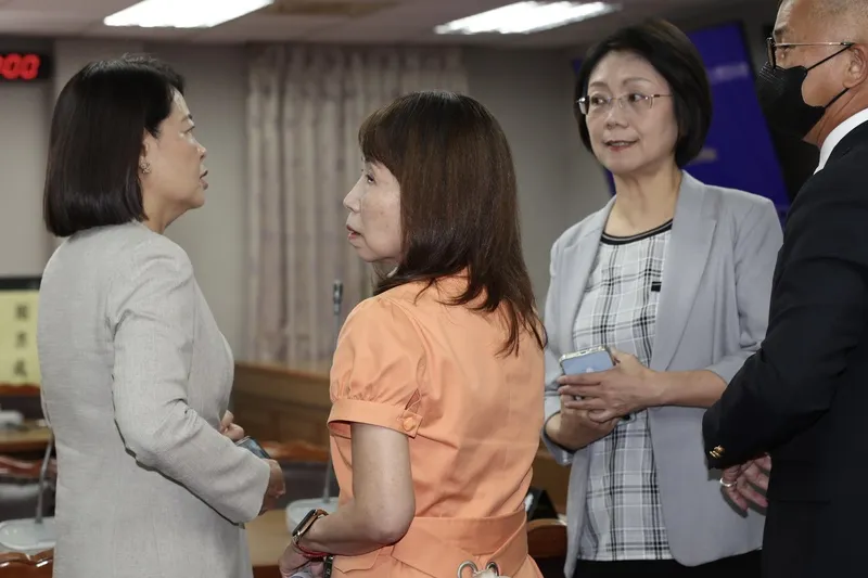 陳昭姿擔任立院司法及法制委員會召委 立法院新會期各常設委員會召委8日進行選舉，司法及法制委員會由民進黨立委張雅琳、民眾黨立委陳昭姿（左2）擔任召委，左3為前召委國民黨立委翁曉玲。中央社記者吳家昇攝115年10月8日